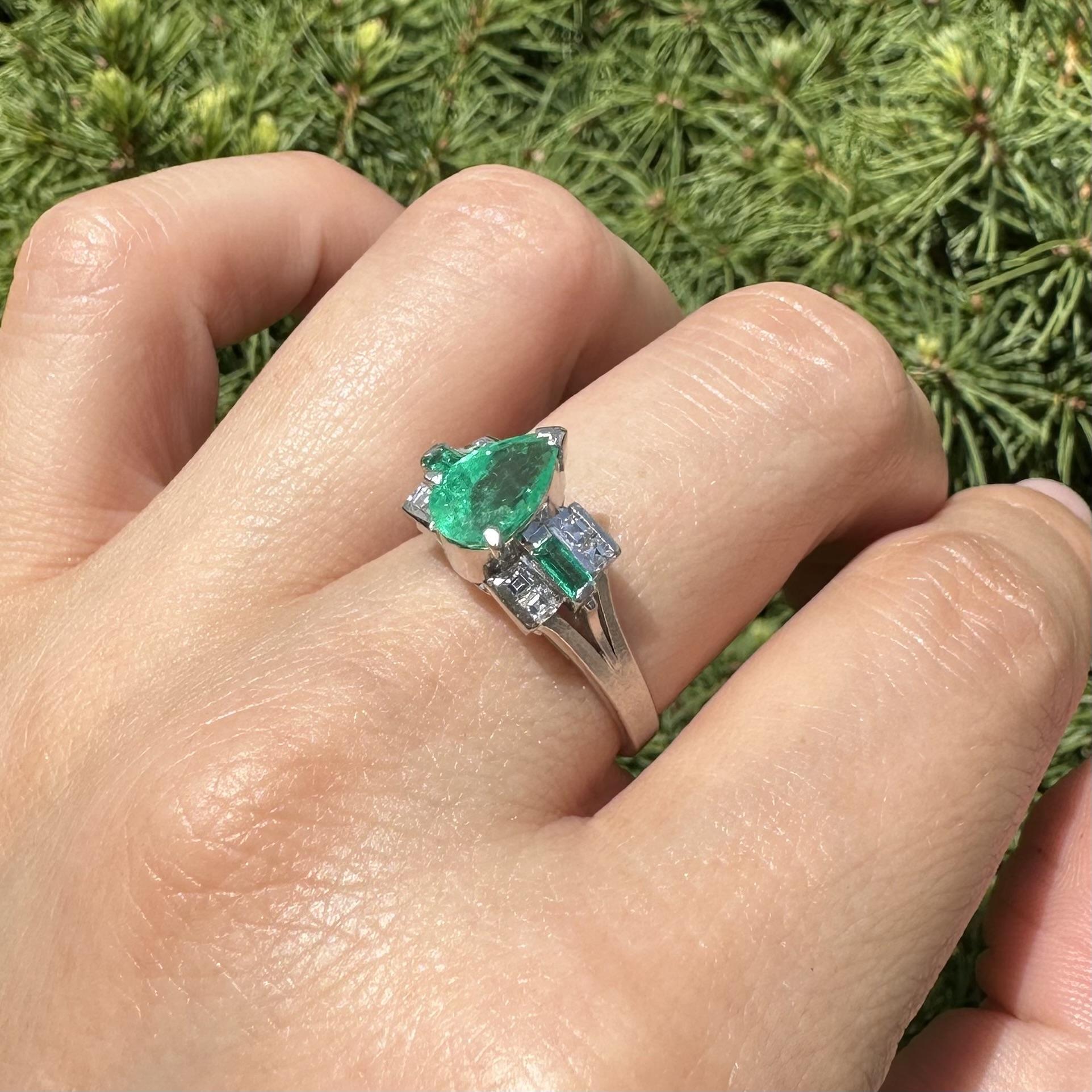 Anillo de compromiso de diamantes Asscher y esmeralda pera verde vibrante de 1,66 ct en platino en Excelente estado para la venta en Montclair, NJ