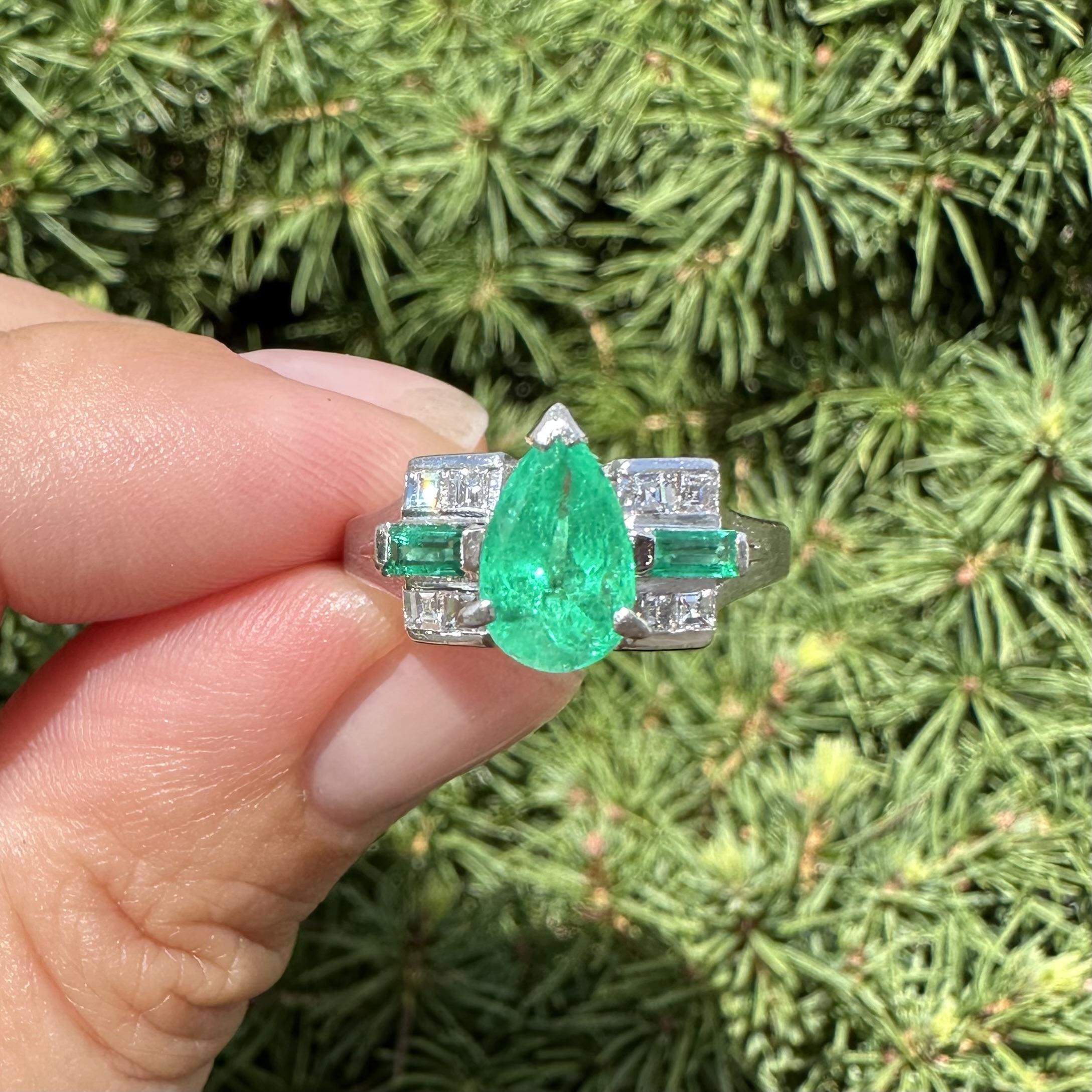 De las mujeres Anillo de compromiso de diamantes Asscher y esmeralda pera verde vibrante de 1,66 ct en platino en venta