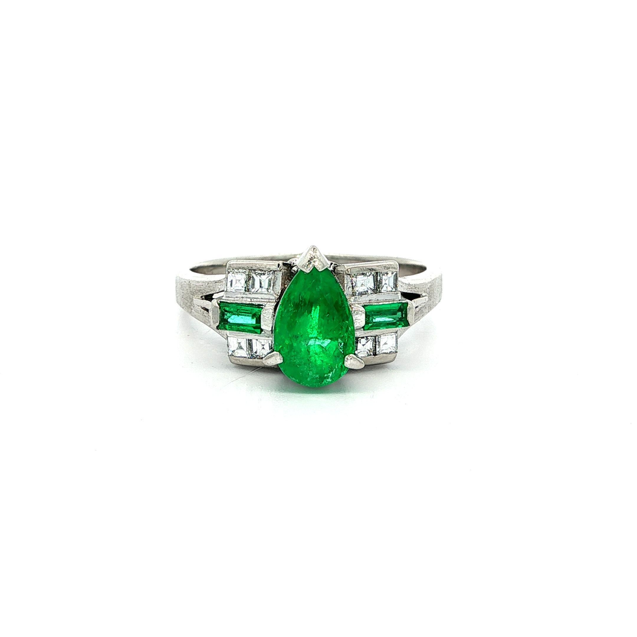 Anillo de compromiso de diamantes Asscher y esmeralda pera verde vibrante de 1,66 ct en platino en venta 1