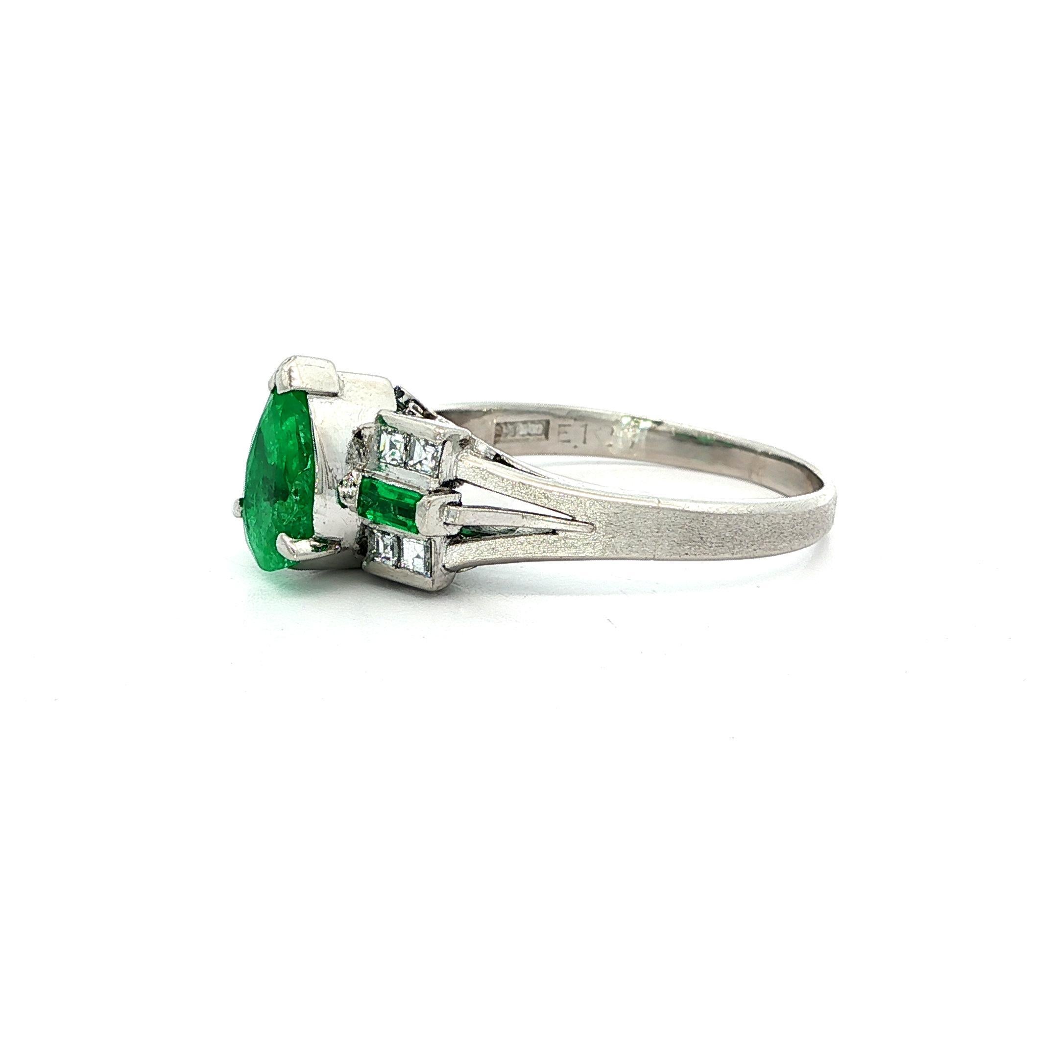 Anillo de compromiso de diamantes Asscher y esmeralda pera verde vibrante de 1,66 ct en platino en venta 3