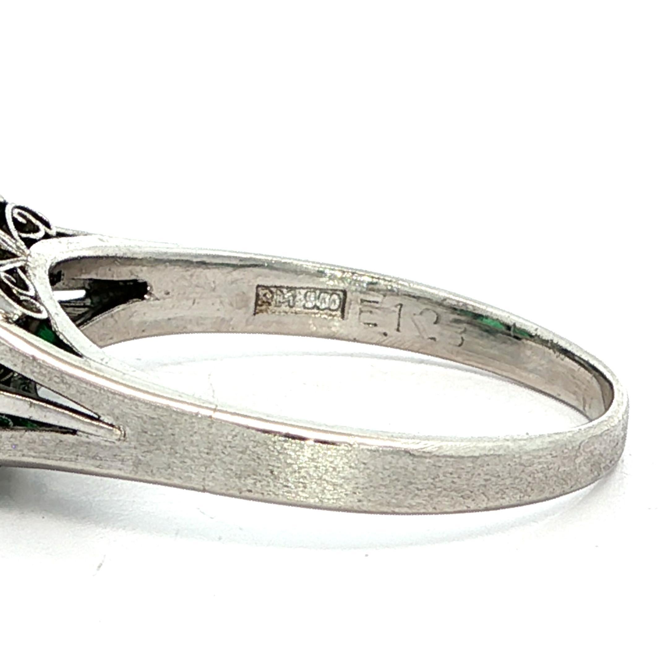 Anillo de compromiso de diamantes Asscher y esmeralda pera verde vibrante de 1,66 ct en platino en venta 4