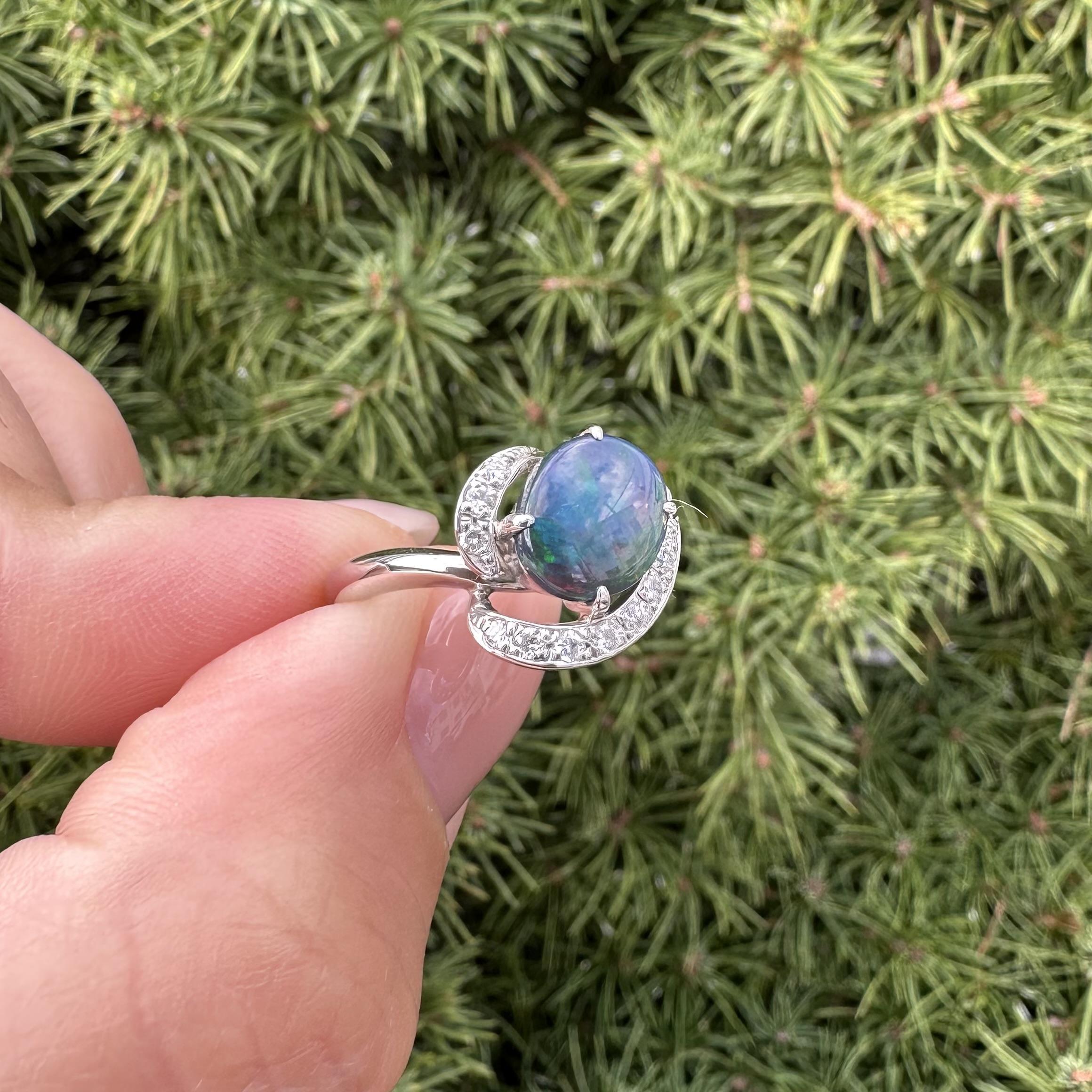 --Pierre(s) :...
(1) Opale Naturelle Véritable - Cabochon Ovale - Serti - Couleur noire avec un merveilleux jeu de couleurs vertes et orange - 1.46ct (exact - estampillé)
(14) Diamants véritables naturels - taille ronde brillante - sertis en pavé -