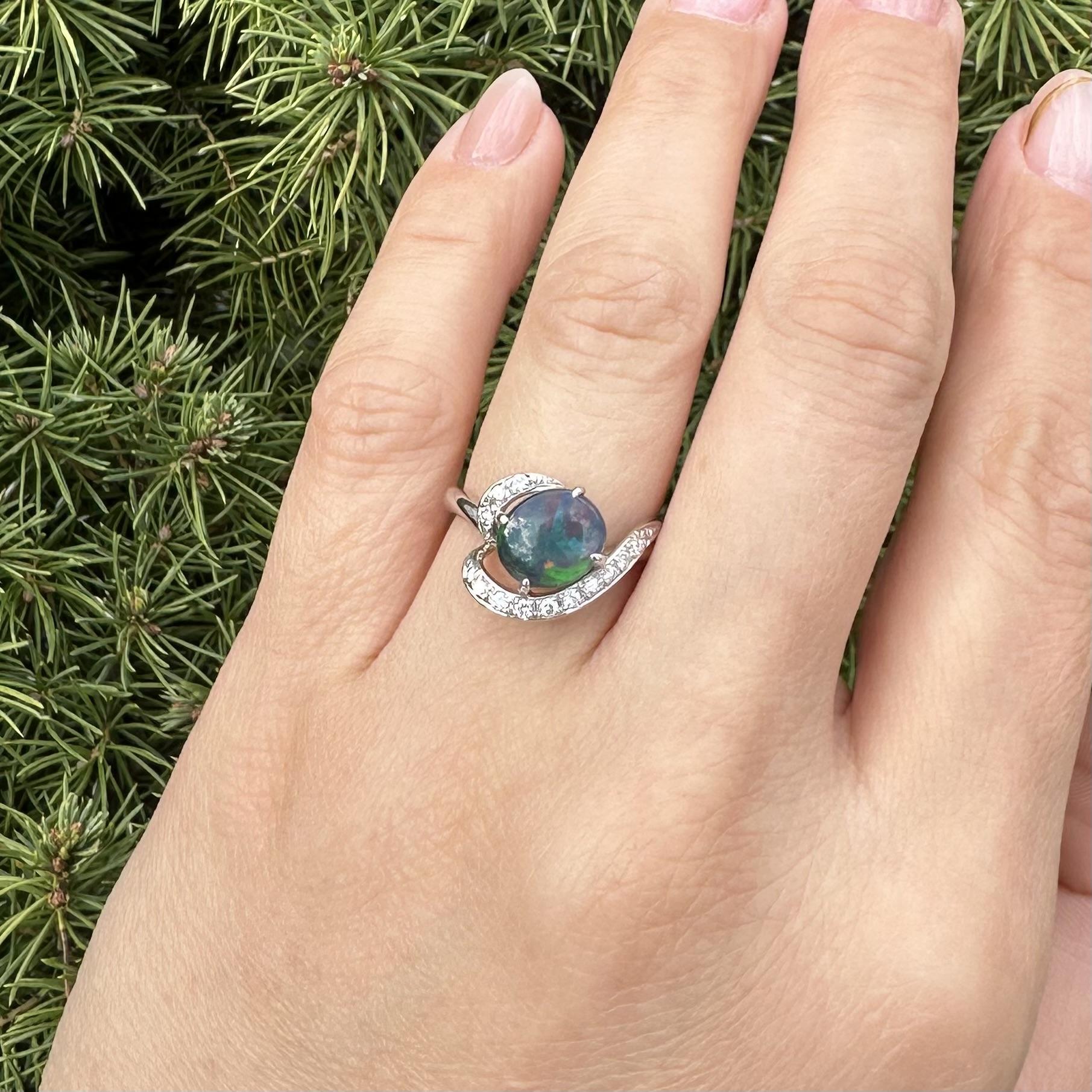 Taille cabochon Bague en platine 1,67ct Cabochon ovale d'opale noire avec diamant Bypass Design en vente