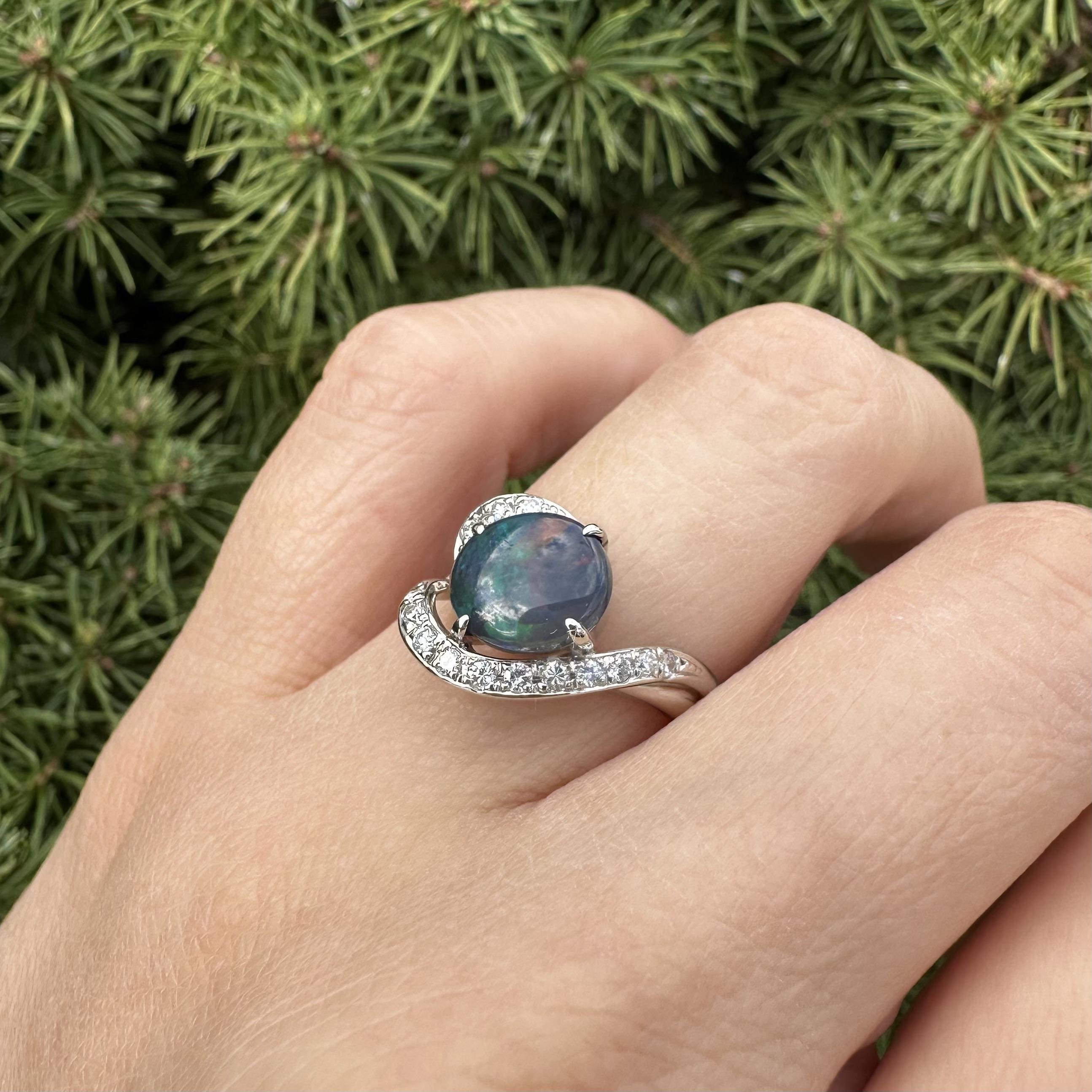 Bague en platine 1,67ct Cabochon ovale d'opale noire avec diamant Bypass Design Excellent état - En vente à Montclair, NJ