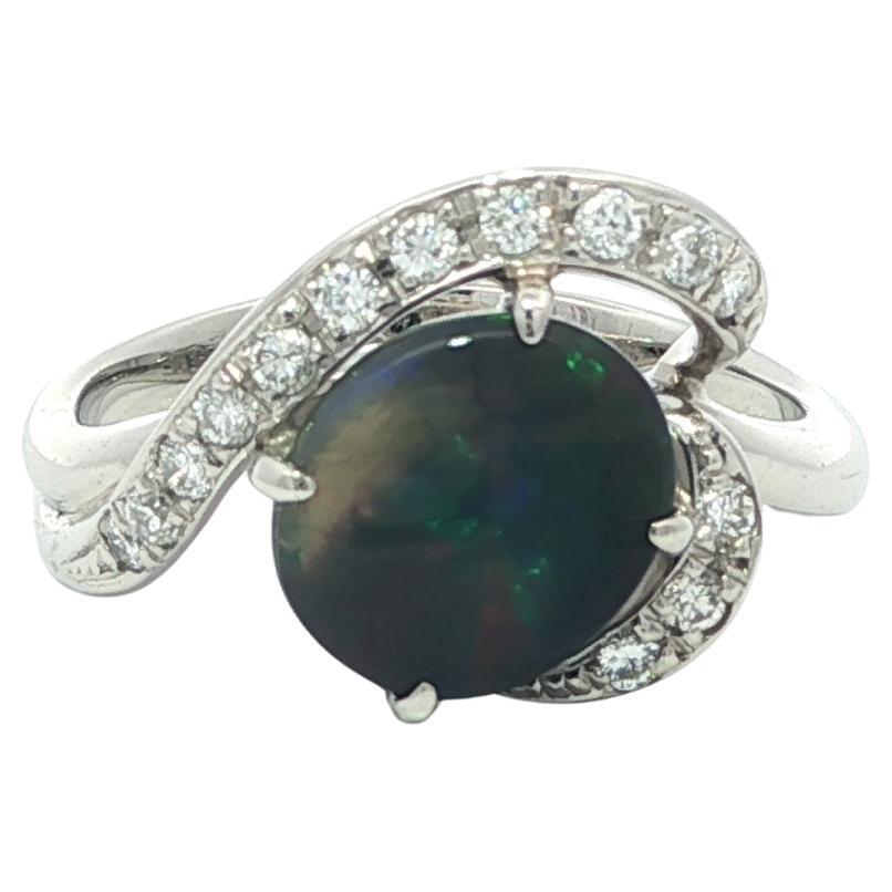 Anello in platino con opale nero ovale cabochon e diamante, 1,67ct.
