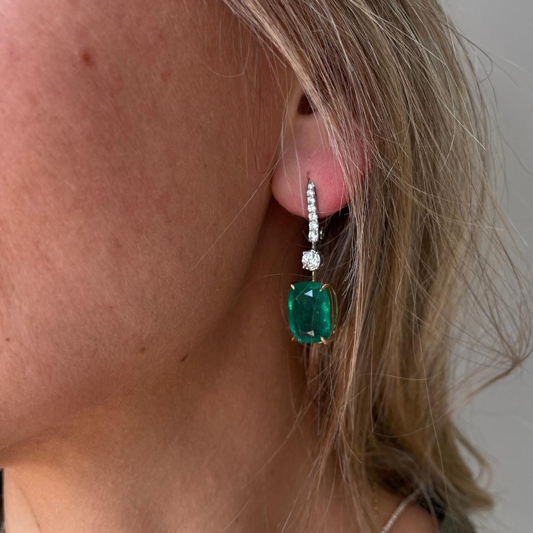 Boucles d'oreilles pendantes en émeraudes taille coussin de fabrication exquise, serties dans un panier et des griffes en or jaune 18 carats, avec une ligne de diamants de 1,00 carat sertie en platine. Les émeraudes certifiées GIA de 17,12 carats
