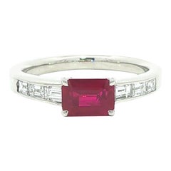 Anello in platino 1,71ctw GIA con taglio smeraldo di rubino rosso di Birmania e diamante baguette