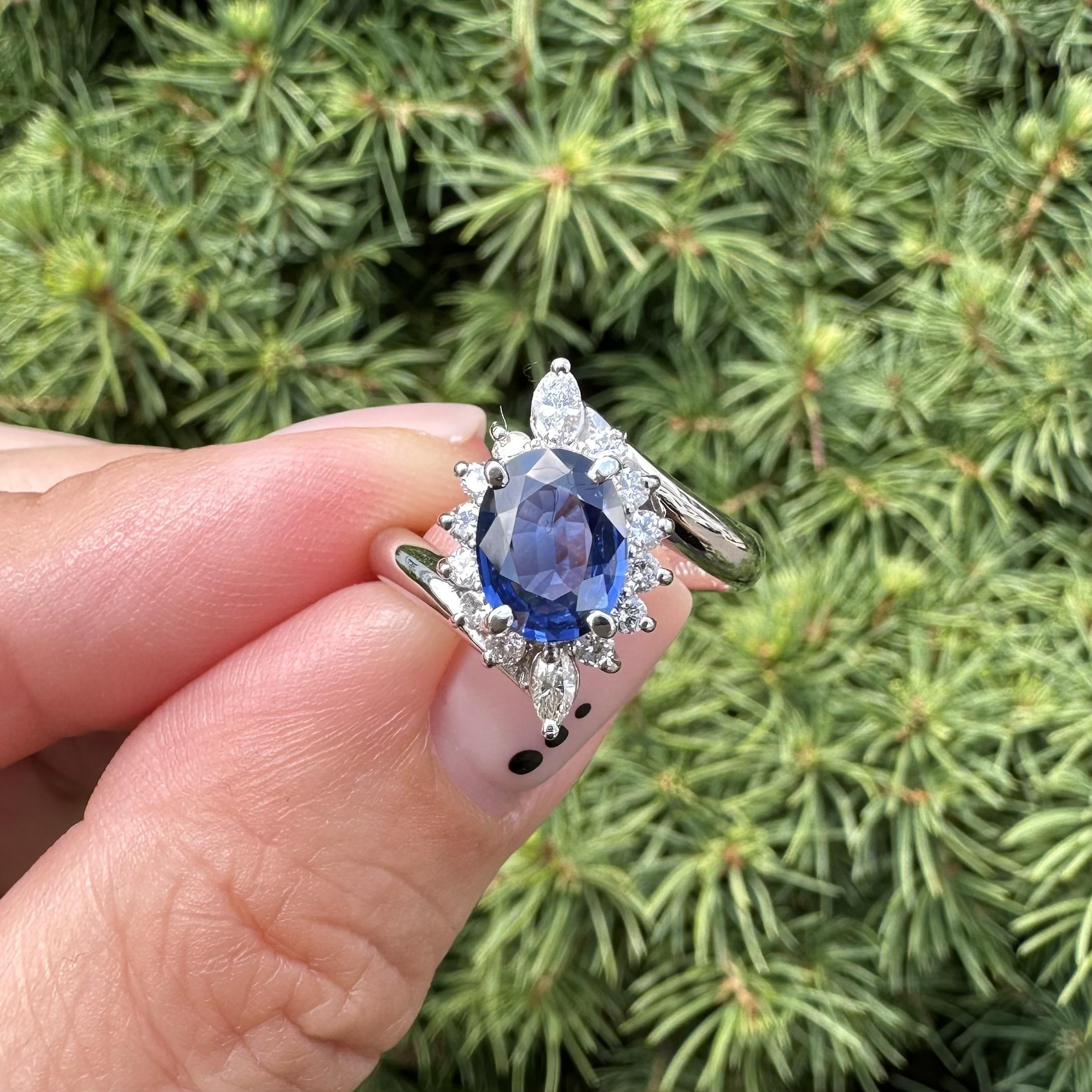 Anello in platino con zaffiro blu reale ovale da 1,71 carati e diamante a raggiera con design bypass in vendita 5