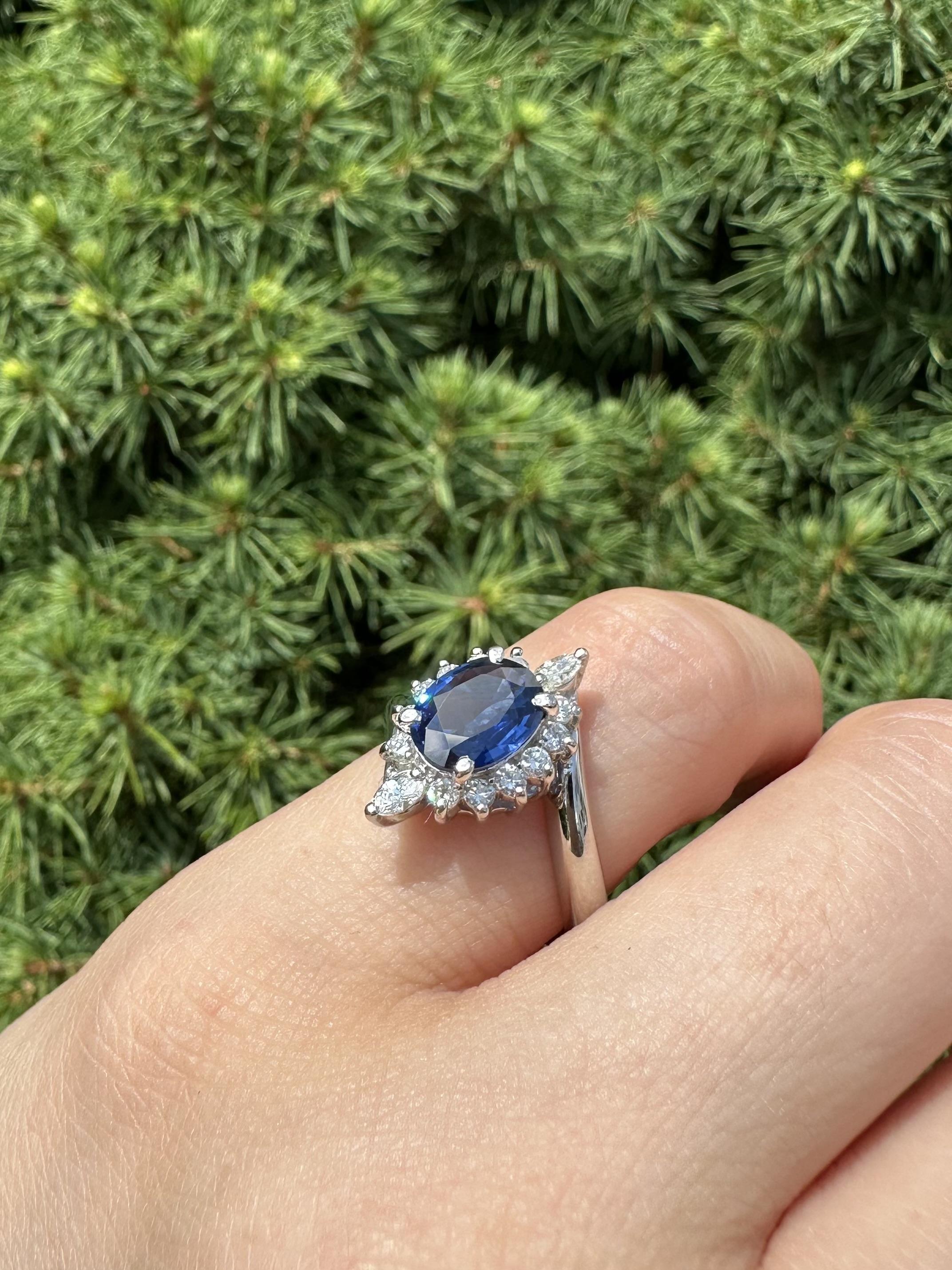 Anello in platino con zaffiro blu reale ovale da 1,71 carati e diamante a raggiera con design bypass in vendita 6