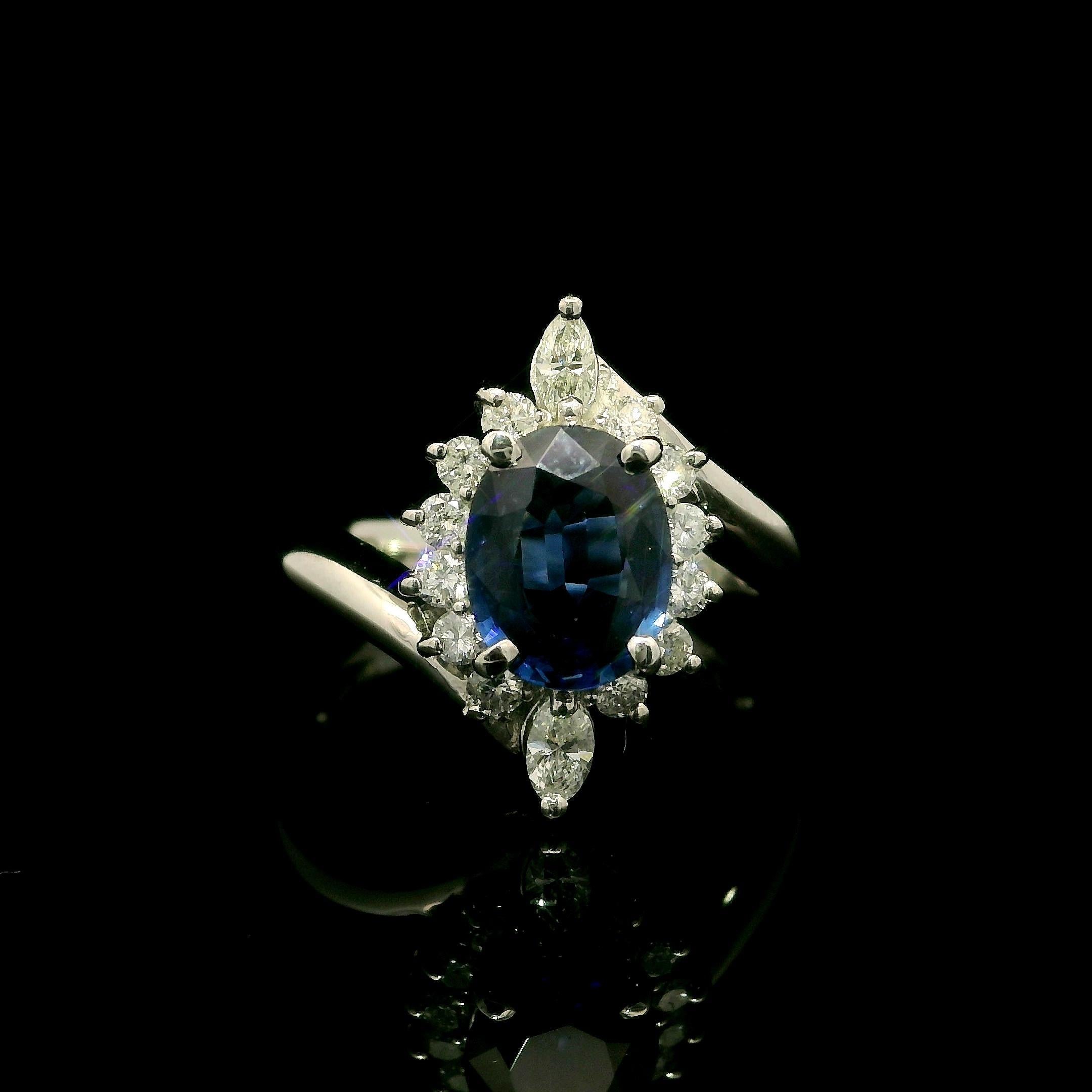 --Pietre: --
(1) Zaffiro naturale autentico - taglio ovale Brilliante - incastonato - colore blu reale molto bello - 8,1x6,4mm - 1,33ct (esatto)
Diamanti naturali autentici - 2 marquise con 12 tondi taglio brillante - incastonati - bel colore bianco