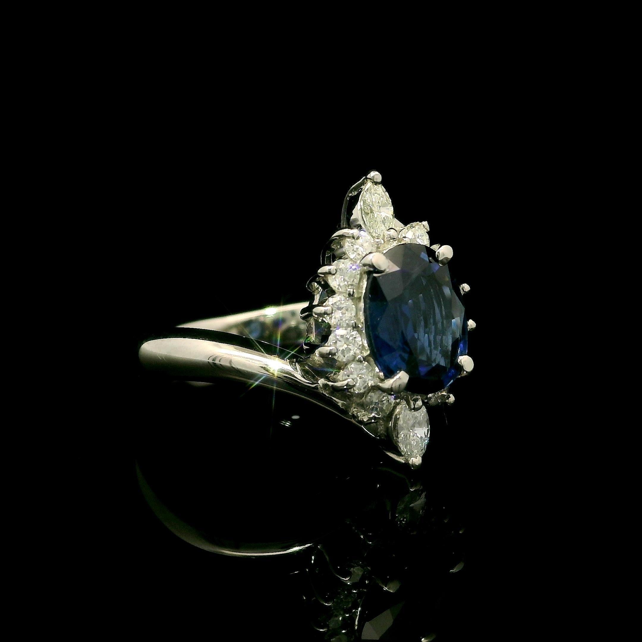 Taglio brillante Anello in platino con zaffiro blu reale ovale da 1,71 carati e diamante a raggiera con design bypass in vendita
