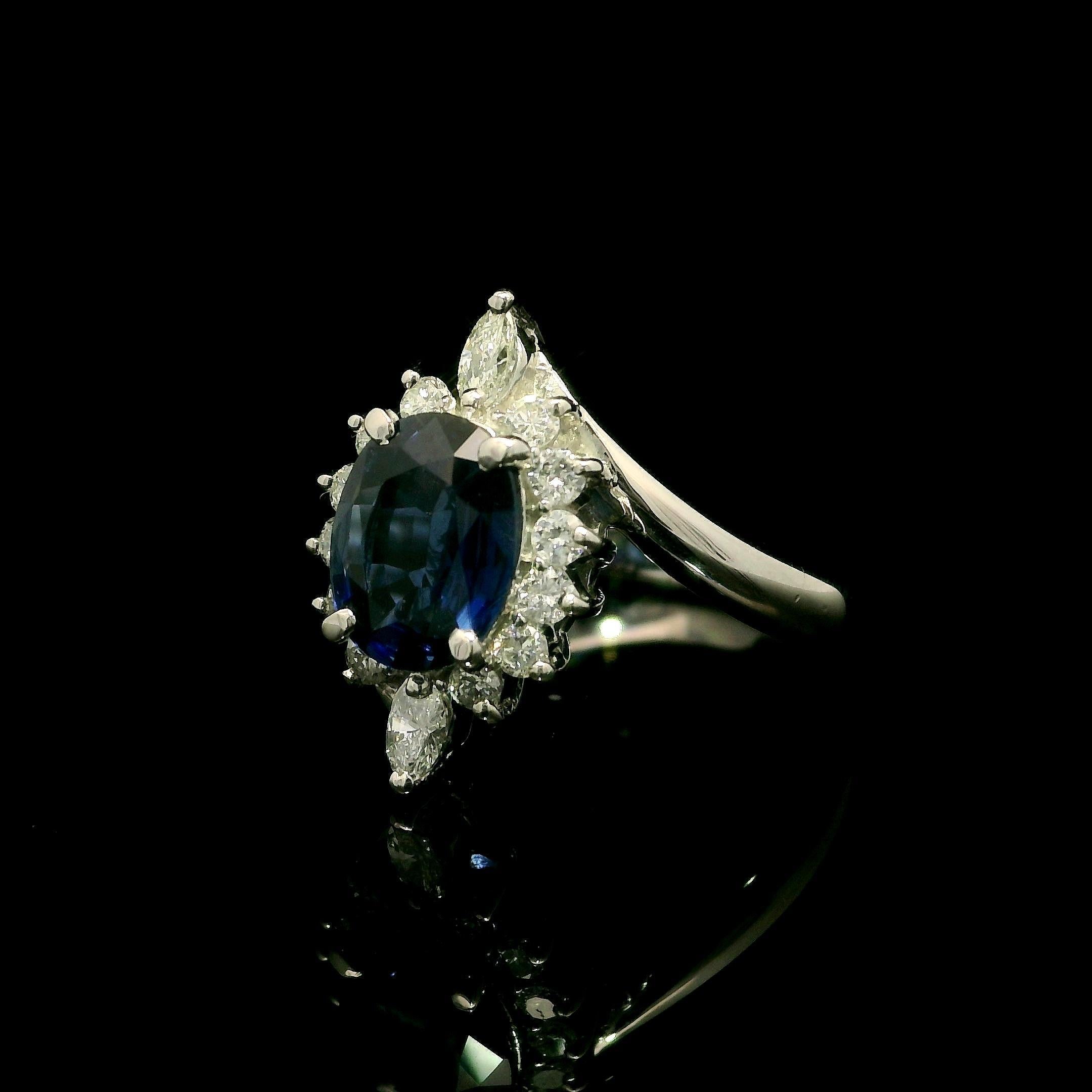 Anello in platino con zaffiro blu reale ovale da 1,71 carati e diamante a raggiera con design bypass In condizioni ottime in vendita a Montclair, NJ
