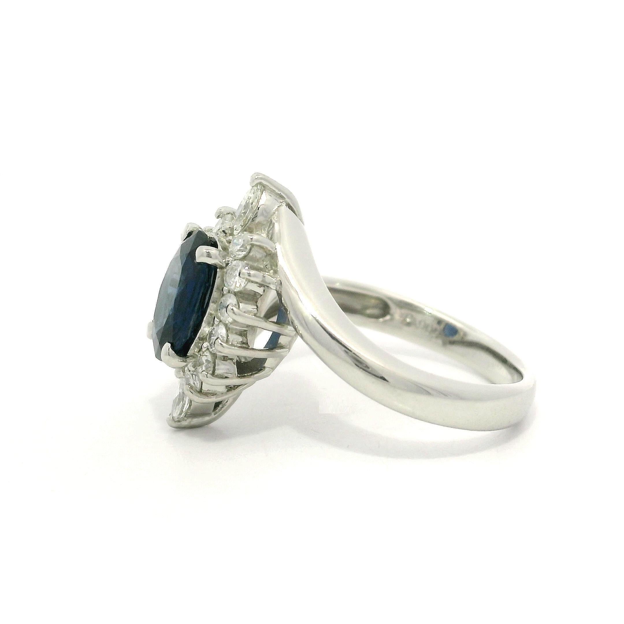 Donna Anello in platino con zaffiro blu reale ovale da 1,71 carati e diamante a raggiera con design bypass in vendita