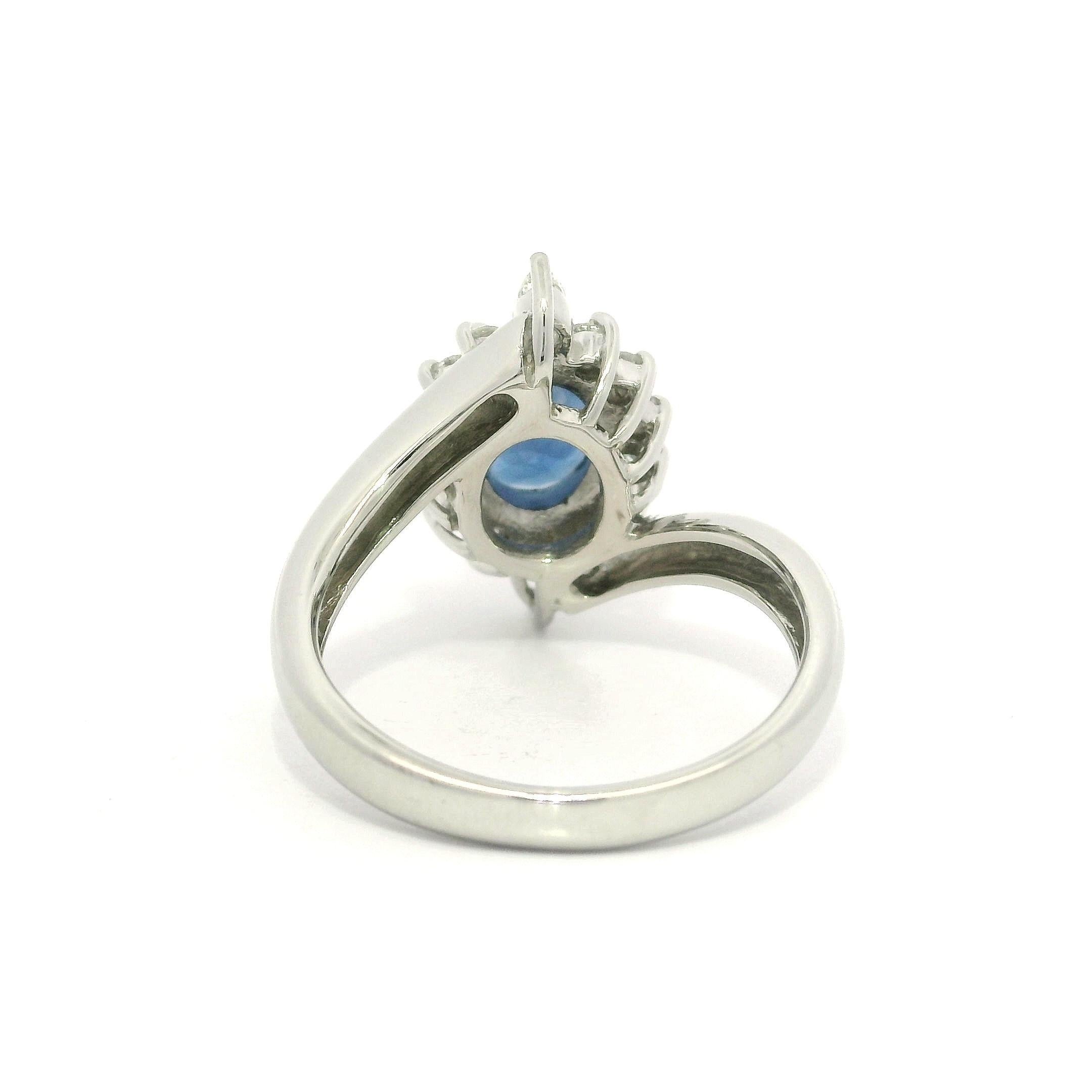 Anello in platino con zaffiro blu reale ovale da 1,71 carati e diamante a raggiera con design bypass in vendita 1