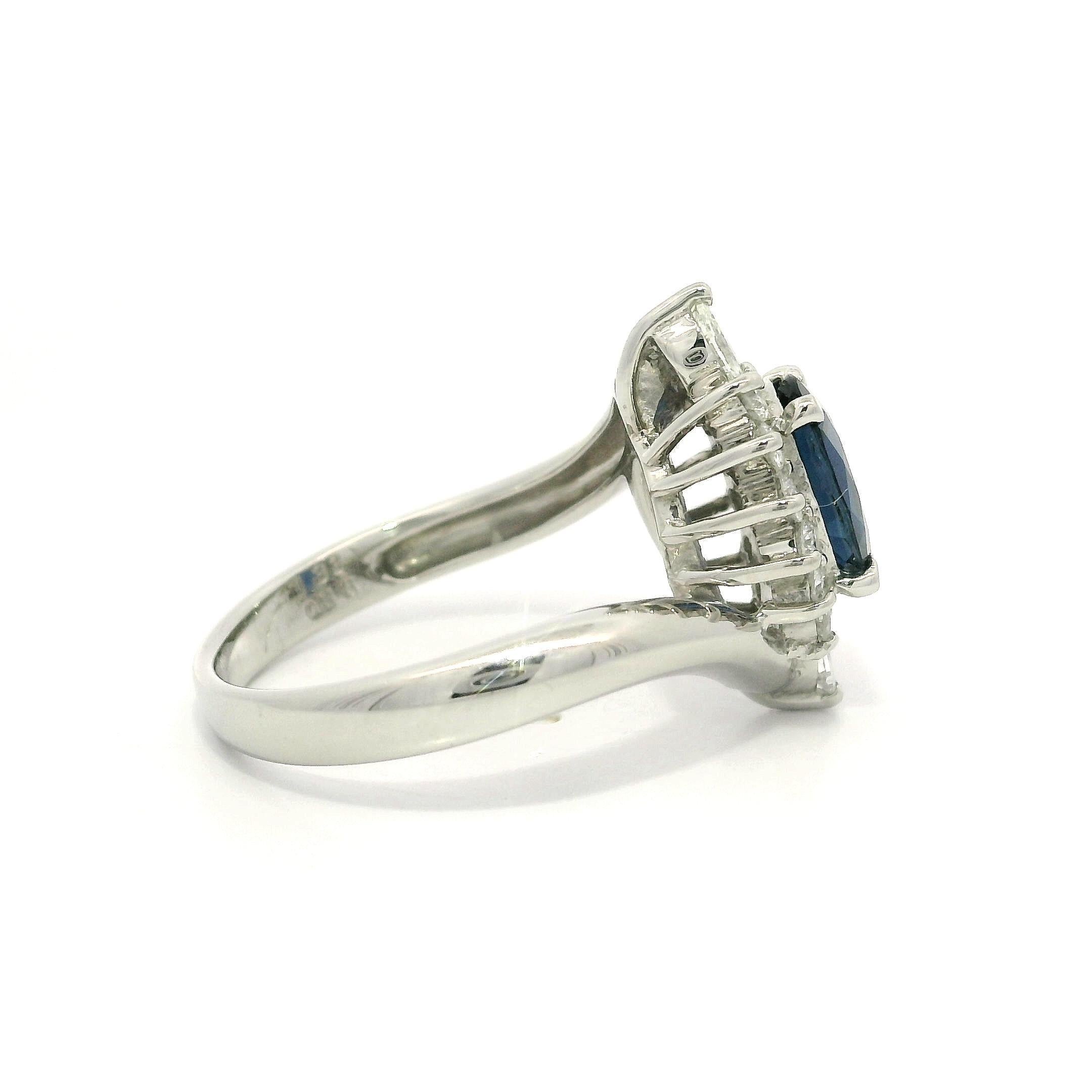 Anello in platino con zaffiro blu reale ovale da 1,71 carati e diamante a raggiera con design bypass in vendita 2