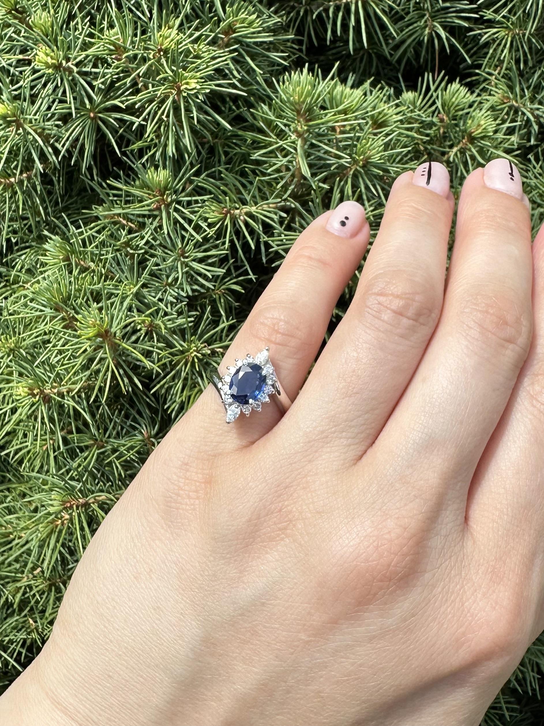 Anello in platino con zaffiro blu reale ovale da 1,71 carati e diamante a raggiera con design bypass in vendita 4