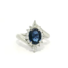 Anello in platino con zaffiro blu reale ovale da 1,71 carati e diamante a raggiera con design bypass