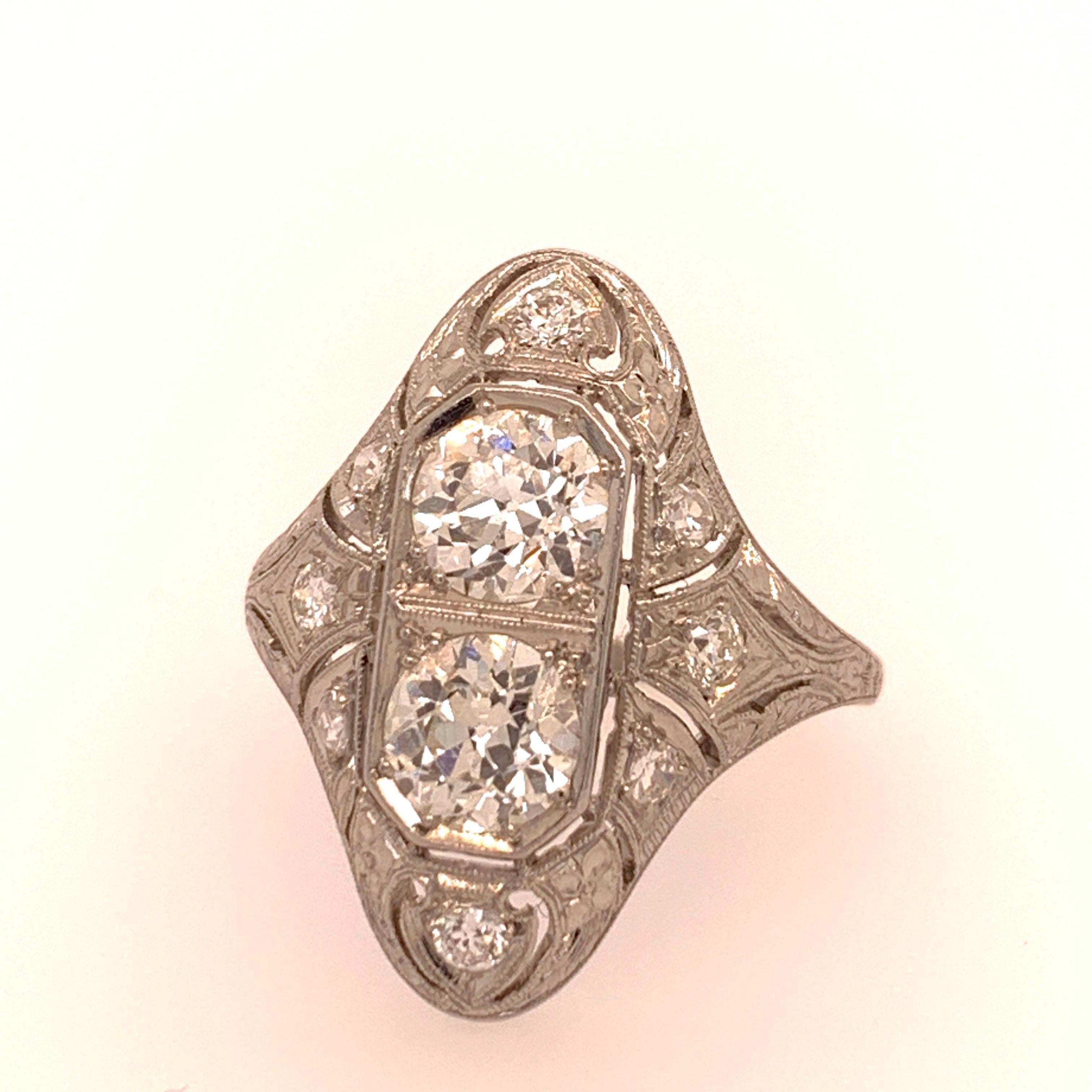 Ein authentisches Stück aus einem Nachlass. 

Ungefähres Gesamtgewicht: 1,75 Karat. Die beiden zentralen Diamanten aus alten Minen sind ungefähr von der Farbe F und der Reinheit VS, 5,2 mm. 

Ring Größe 7.25