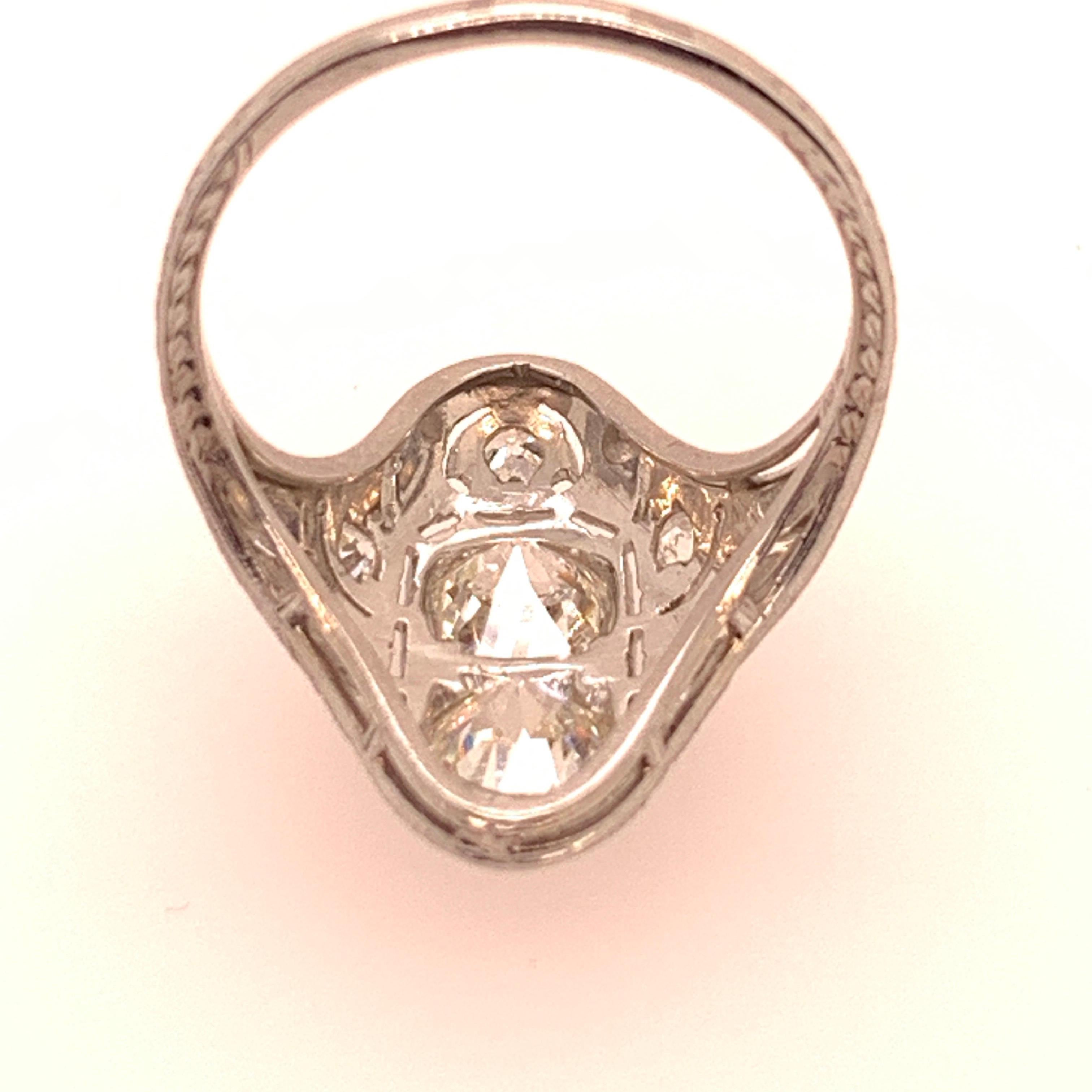 Victorien Bague en platine 1.75 carat Old Mine Natural Round Brilliant Diamond Circa 1930 en vente