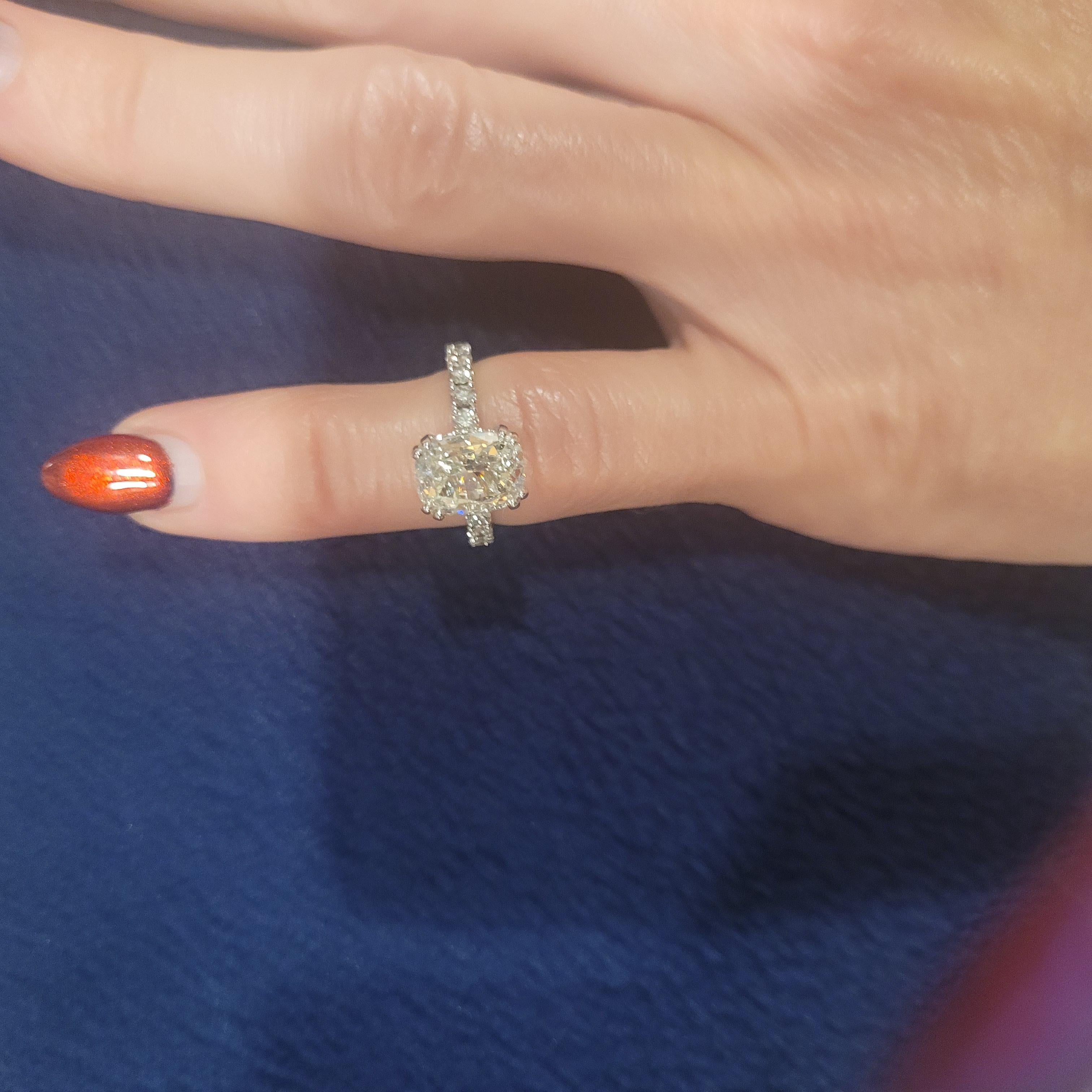 Bague de fiançailles en platine avec diamant coussin de 1,75 carat, certifié GIA, de créateur RGC, neuve en vente 1