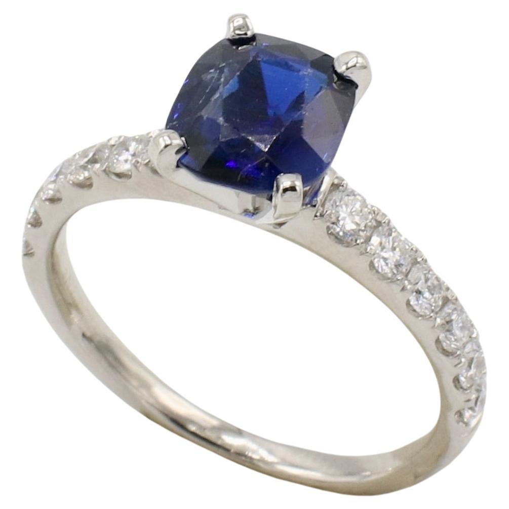 Platin 1,76 Karat natürlicher blauer Saphir & Diamant akzentuierter Verlobungsring 