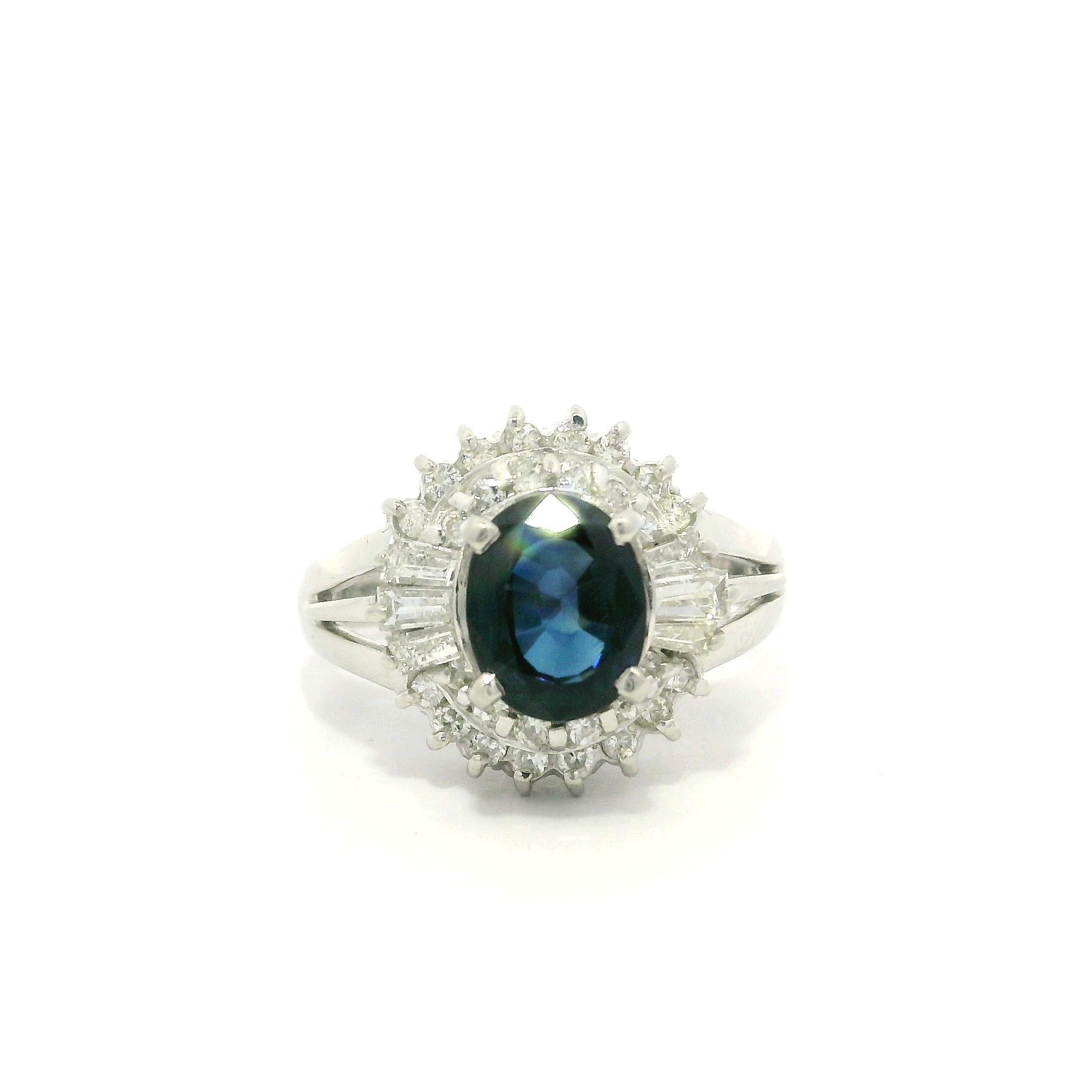 Anello cocktail in platino con zaffiro blu profondo ovale da 1,77 carati e diamante a doppio alone in vendita 5