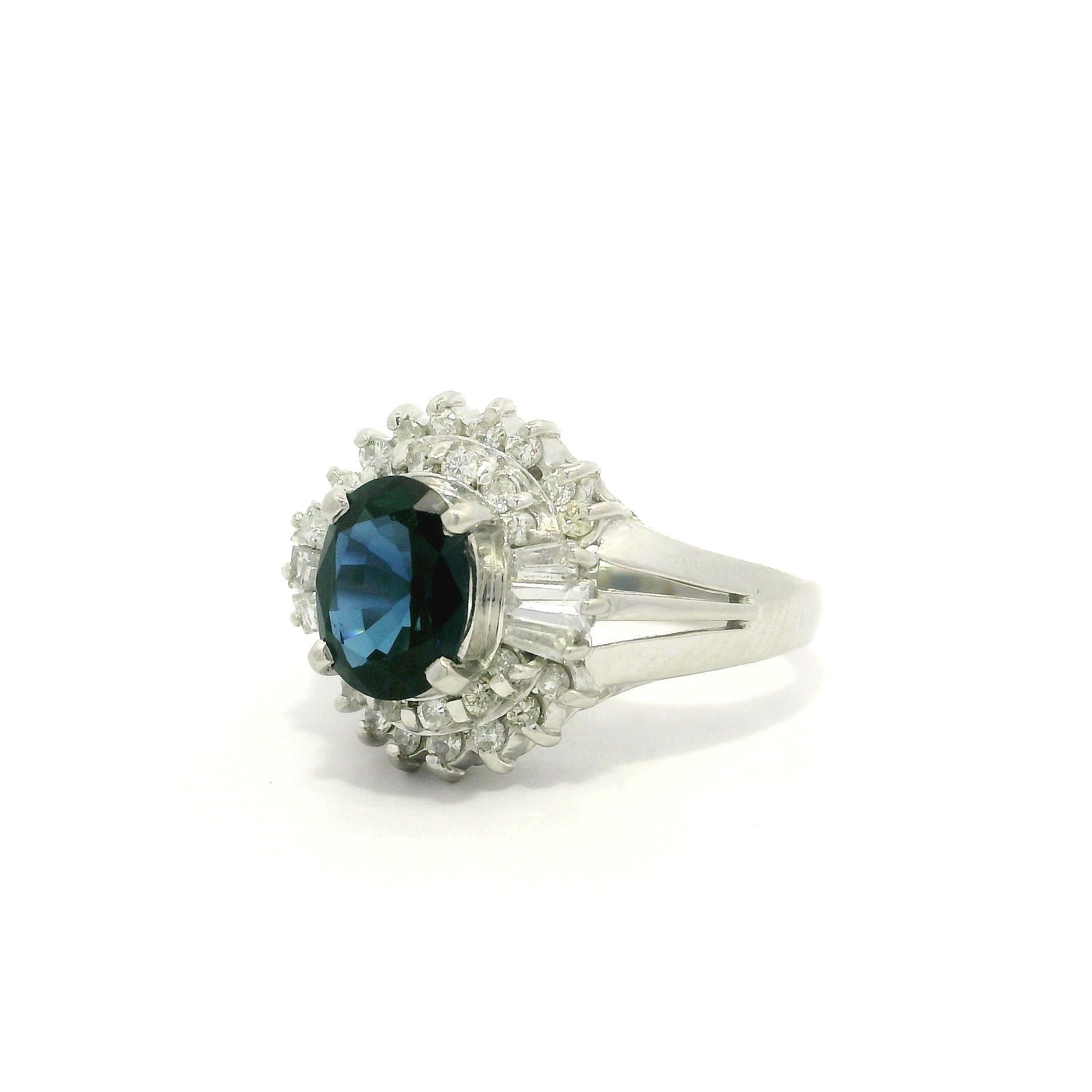Anello cocktail in platino con zaffiro blu profondo ovale da 1,77 carati e diamante a doppio alone in vendita 6