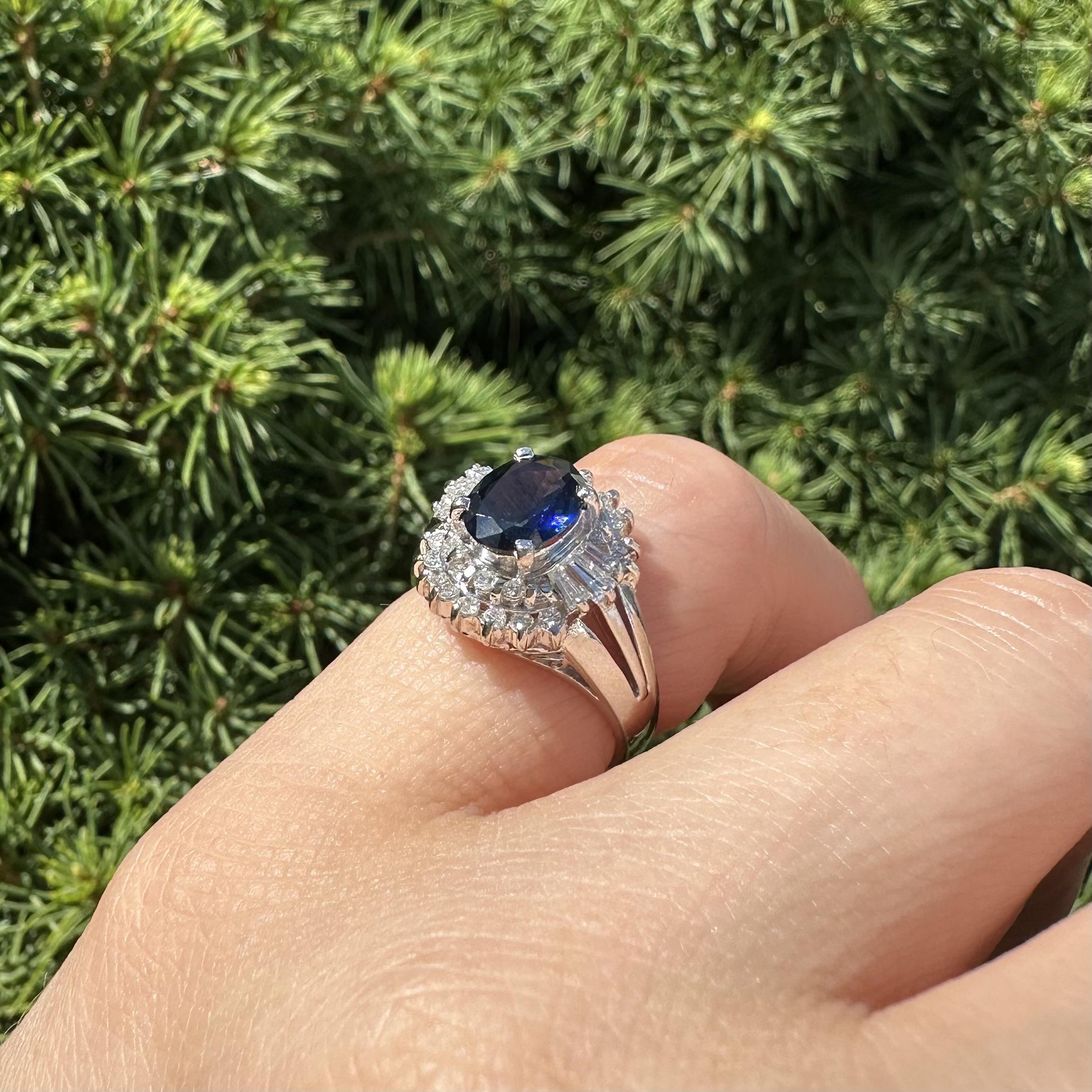 Anello cocktail in platino con zaffiro blu profondo ovale da 1,77 carati e diamante a doppio alone in vendita 7