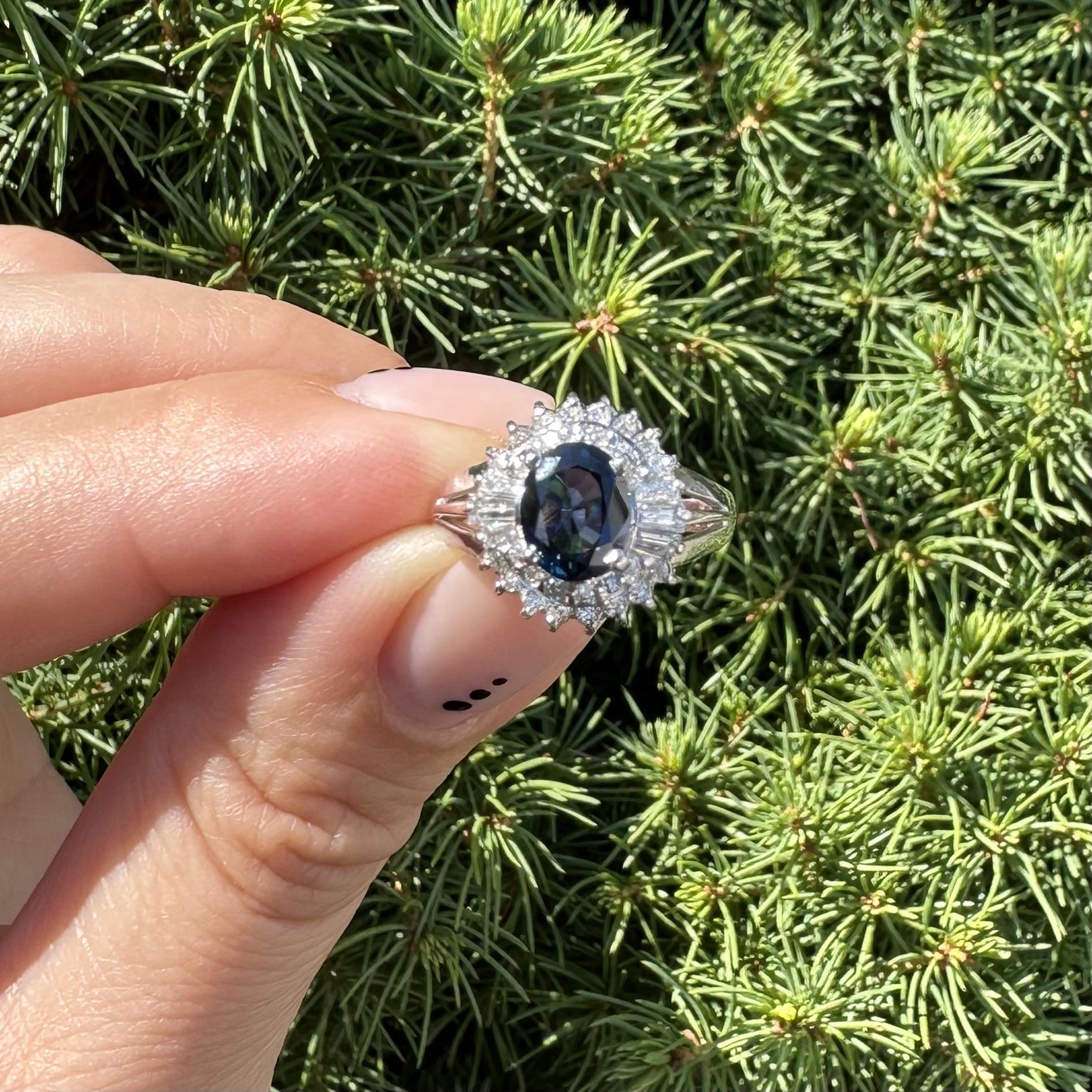 Donna Anello cocktail in platino con zaffiro blu profondo ovale da 1,77 carati e diamante a doppio alone in vendita