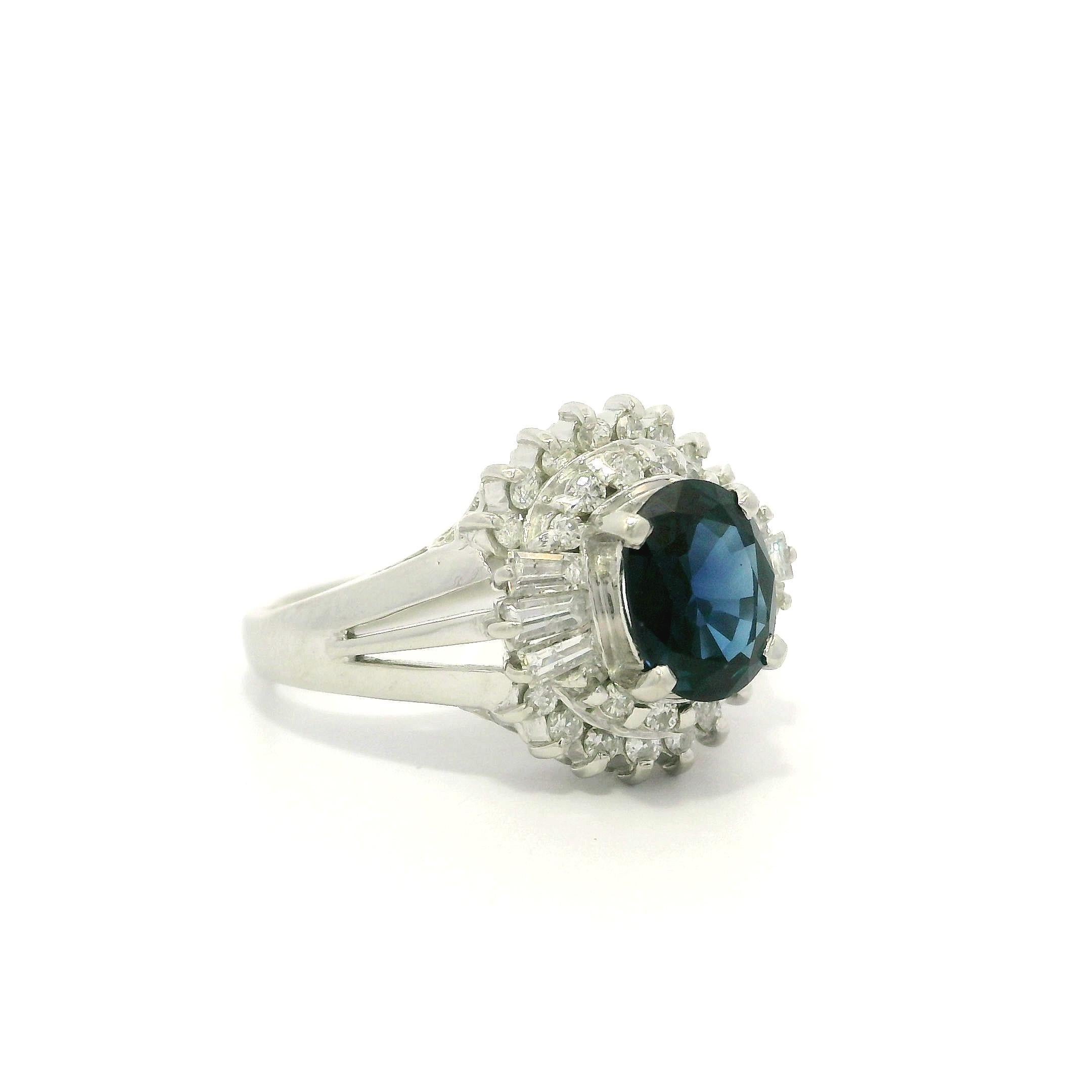 Anello cocktail in platino con zaffiro blu profondo ovale da 1,77 carati e diamante a doppio alone in vendita 1