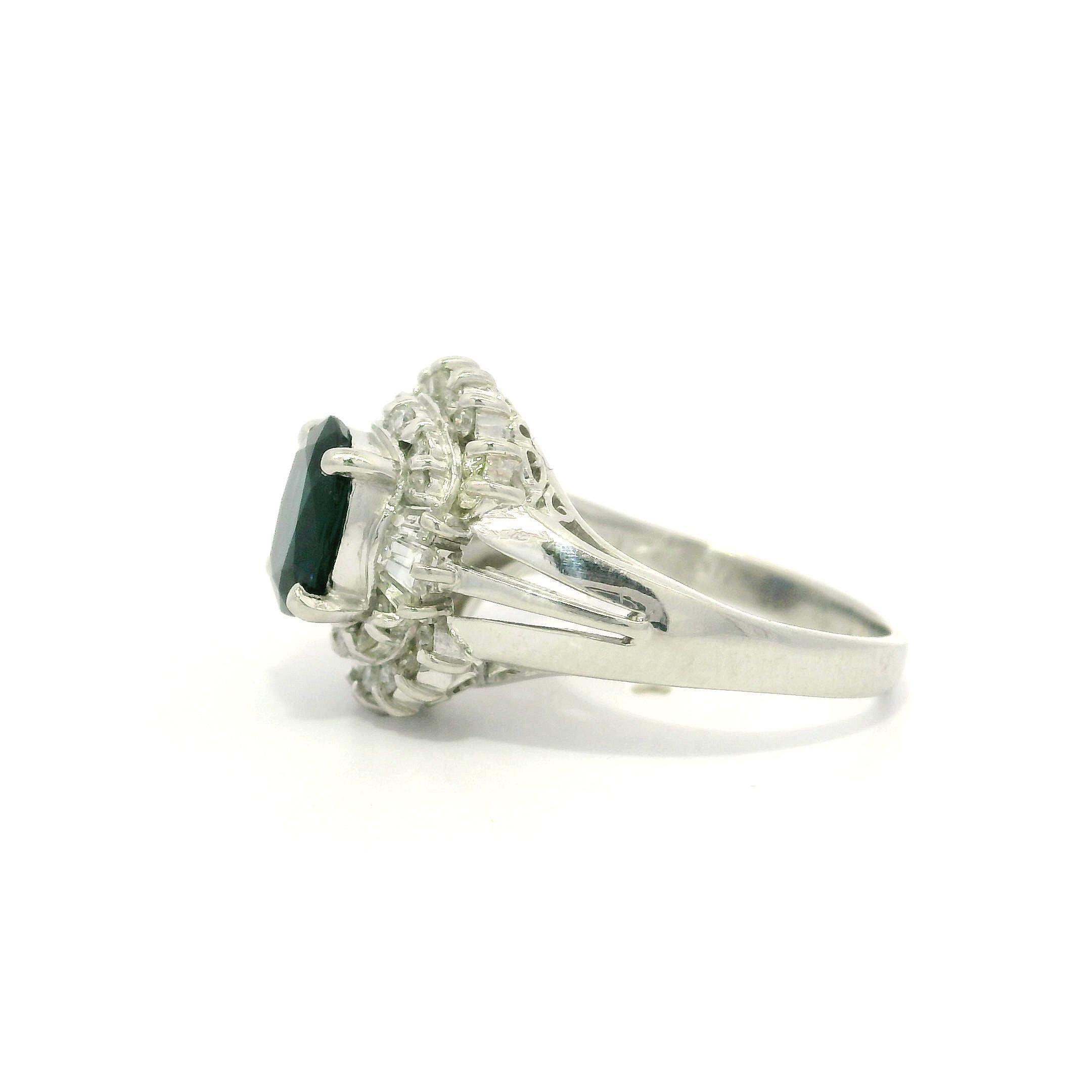 Anello cocktail in platino con zaffiro blu profondo ovale da 1,77 carati e diamante a doppio alone in vendita 2