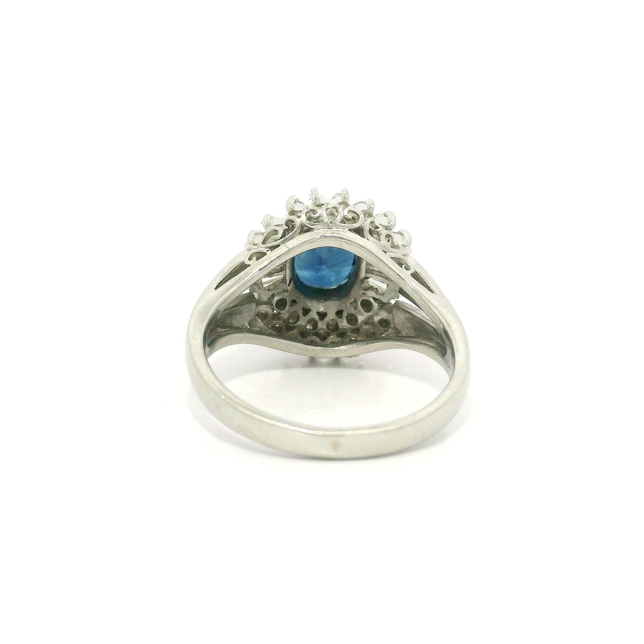 Anello cocktail in platino con zaffiro blu profondo ovale da 1,77 carati e diamante a doppio alone in vendita 3