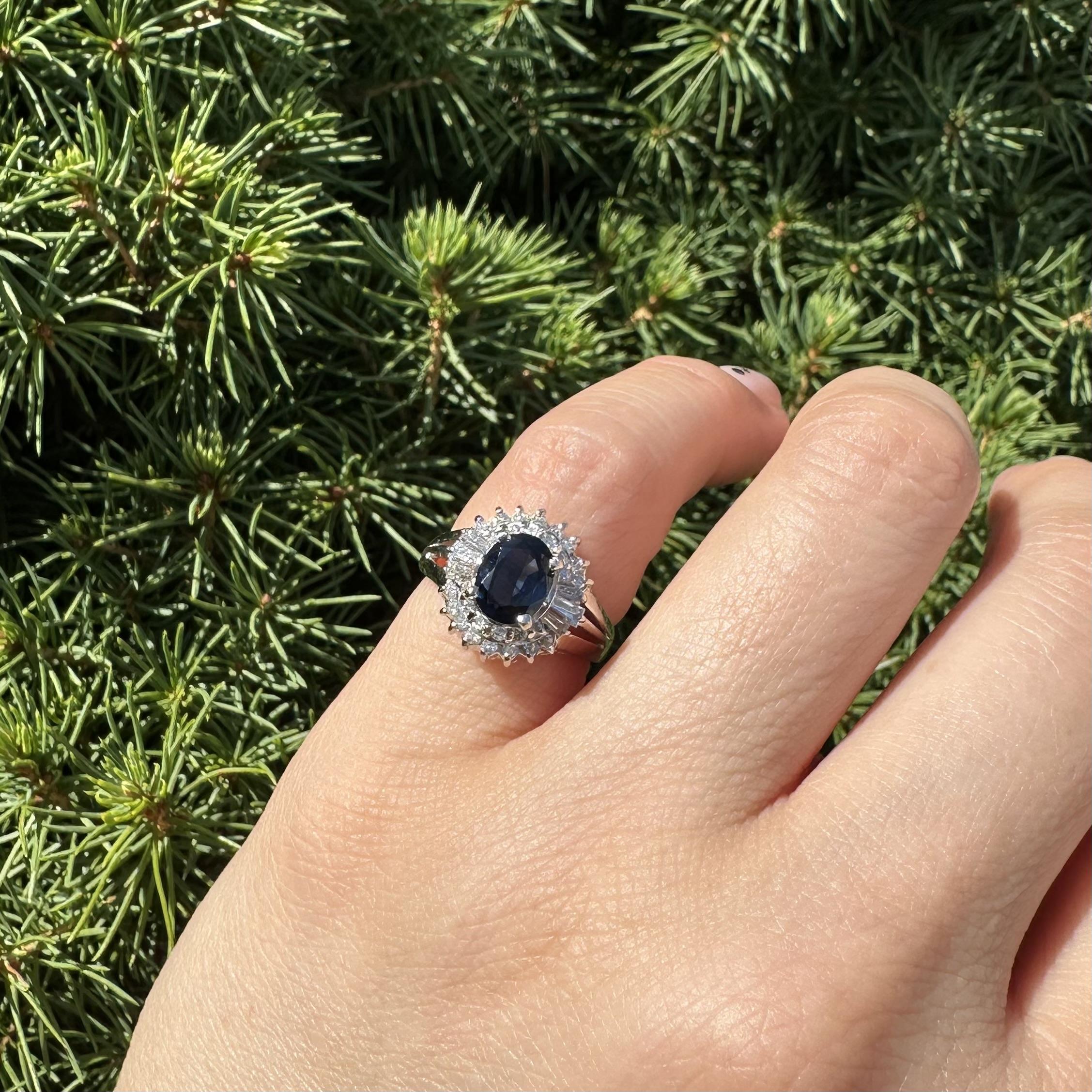 Anello cocktail in platino con zaffiro blu profondo ovale da 1,77 carati e diamante a doppio alone in vendita 4