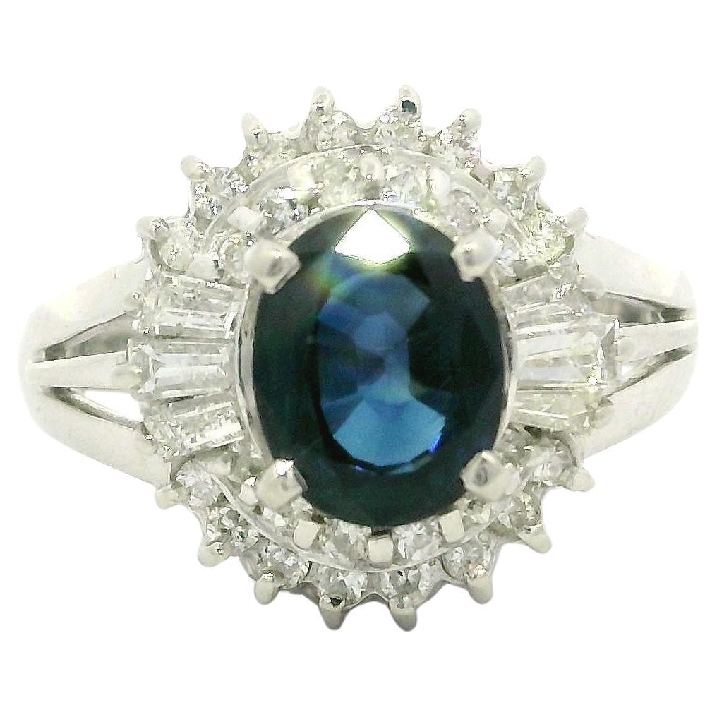 Anello cocktail in platino con zaffiro blu profondo ovale da 1,77 carati e diamante a doppio alone in vendita