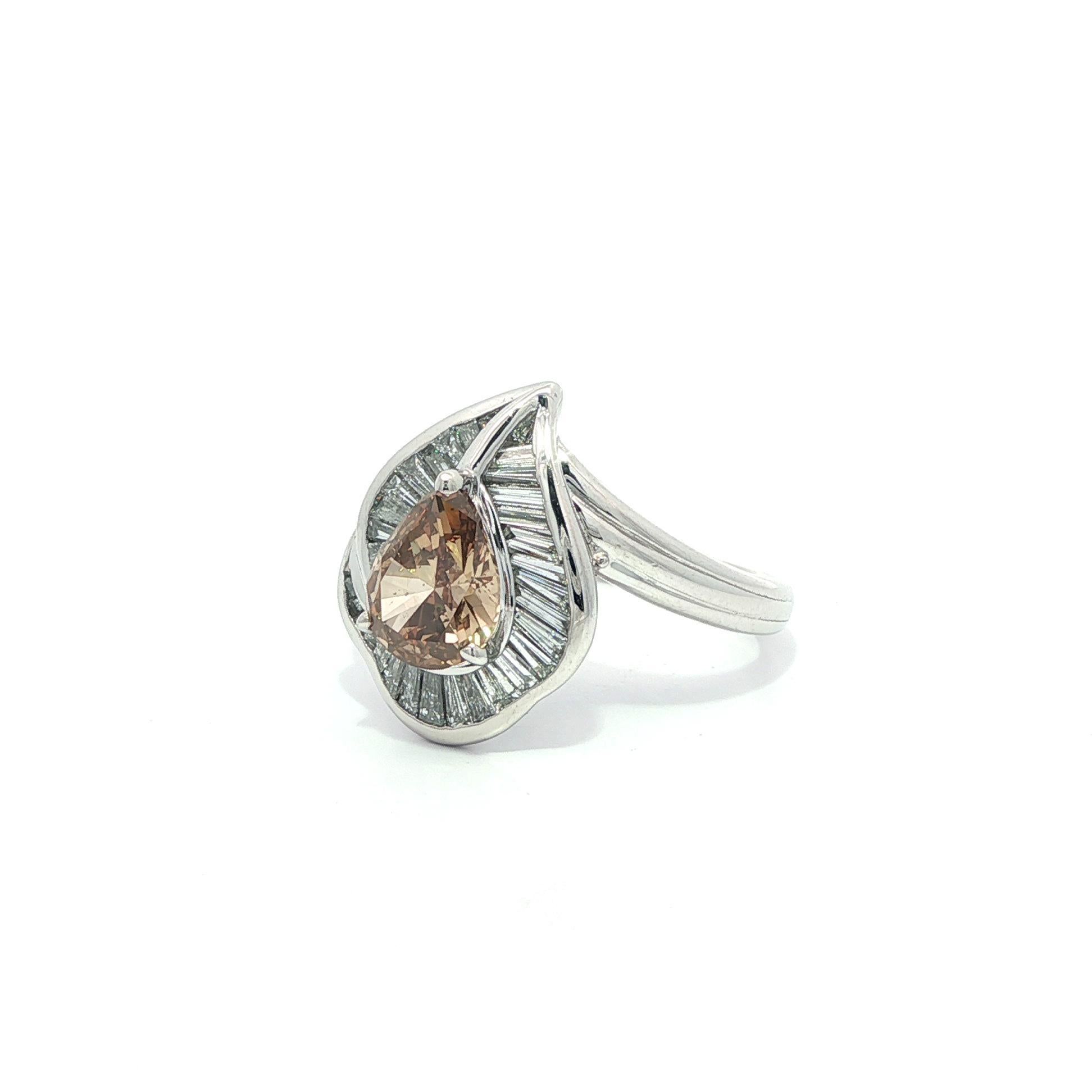 Bague en platine 1.77ctw Pear Fancy Orangy Brown Baguette White Diamond Leaf en vente