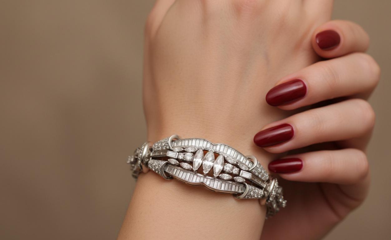 Este excepcional brazalete femenino de diamantes en platino es una elegante pieza de herencia que data de la década de 1950. Diseñado con notable artesanía, presenta tres impresionantes diamantes talla marquesa en el centro y catorce diamantes