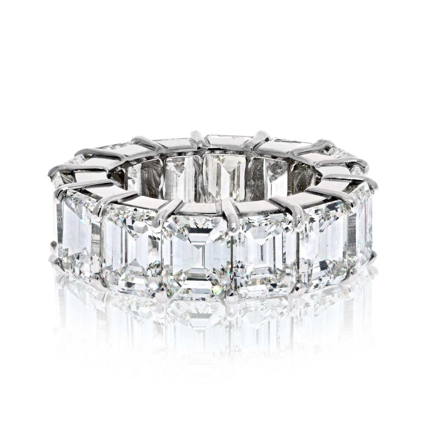 Platinum 18 Carats Emerald Cut Diamond Eternity Band In New Condition In New York, NY