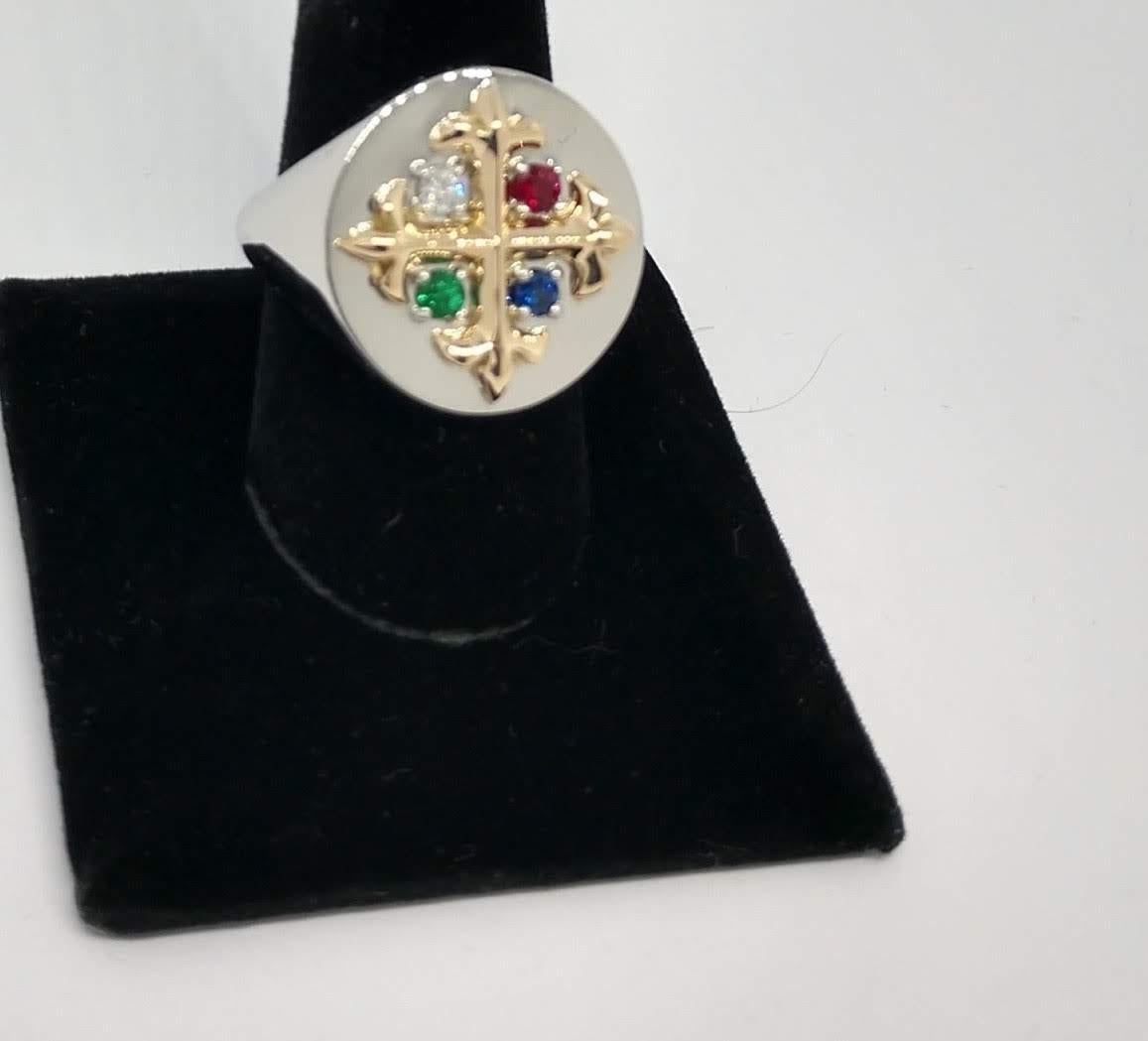 Im Angebot: Siegelring aus Platin, 18 Karat Gold mit Fleur de Lis-Diamant, Saphir, Rubin und Smaragd () 2