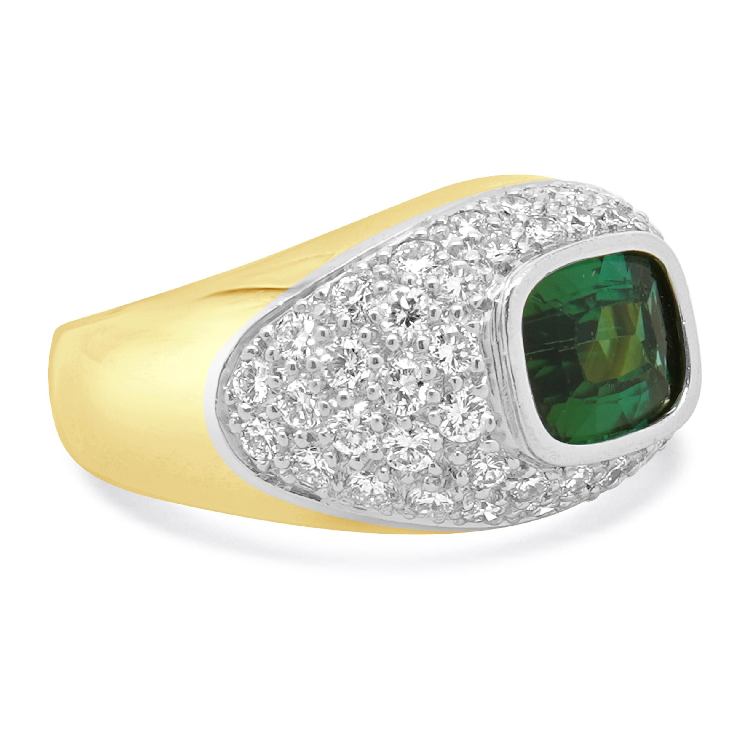 Taglio cuscino Anello in platino e oro giallo 18 carati con tormalina verde e diamanti in vendita