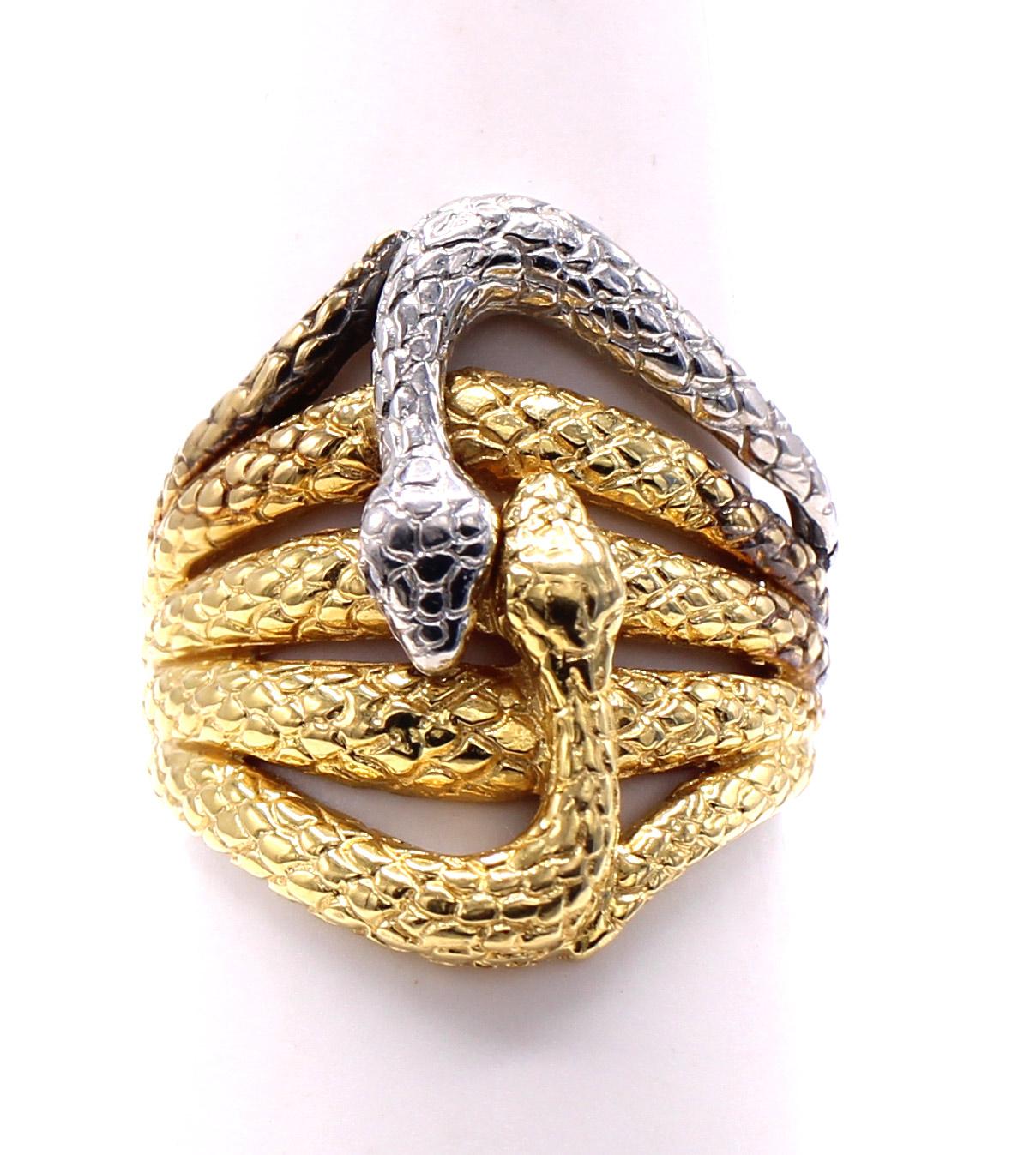Magnifiquement conçu et réalisé de main de maître en or jaune 18 carats et en platine. Deux serpents magnifiquement gravés à la main s'enroulent autour du doigt dans un motif Ying-Yang. Les serpents, qui symbolisent la fertilité et la force