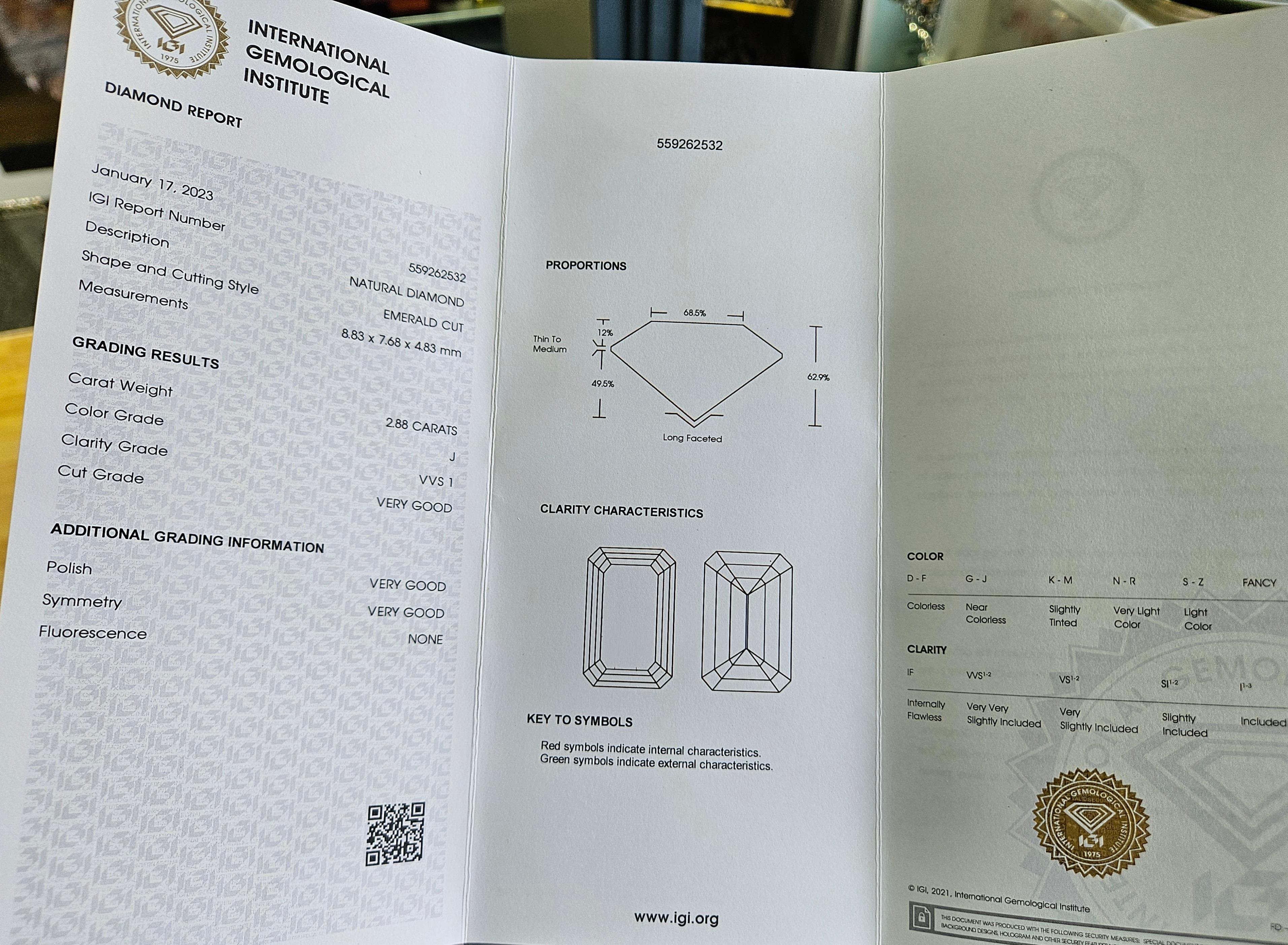 Platinum & 18 kt. Ring With 2.88 ct. Emerald Cut, 2 Triangle Cut Diamonds For Sale 10