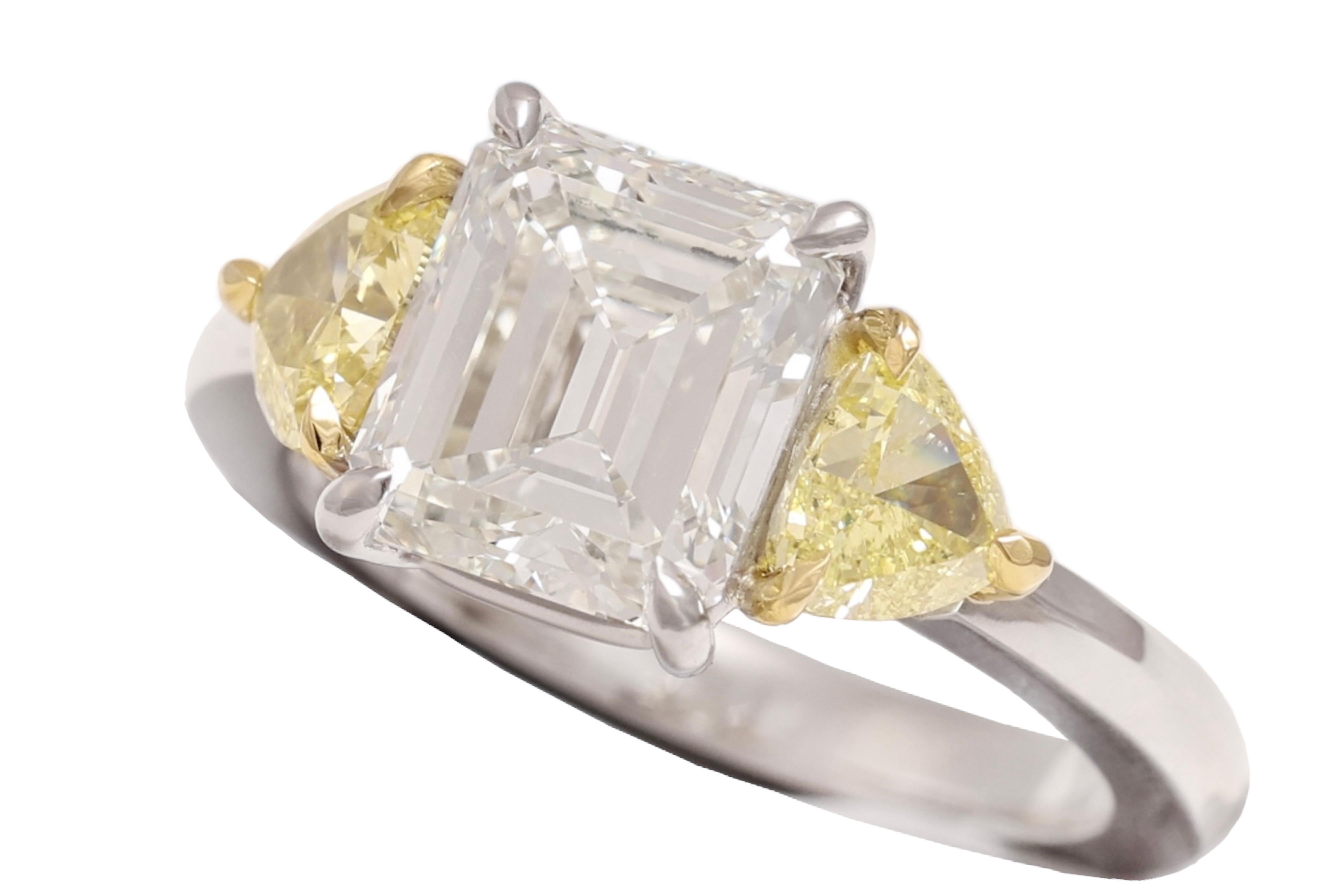 Platinum & 18 kt. Ring With 2.88 ct. Emerald Cut, 2 Triangle Cut Diamonds In New Condition For Sale In Antwerp, BE