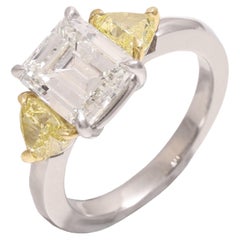 Platin & 18 kt. Ring mit 2,88 ct. Smaragdschliff, 2 Diamanten im Dreiecksschliff