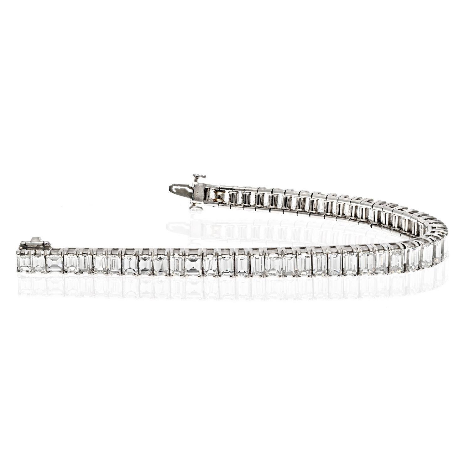 Platin 18,00cttw Graduierung Vintage Smaragd Schliff eine Linie Diamant-Armband im Zustand „Hervorragend“ in New York, NY