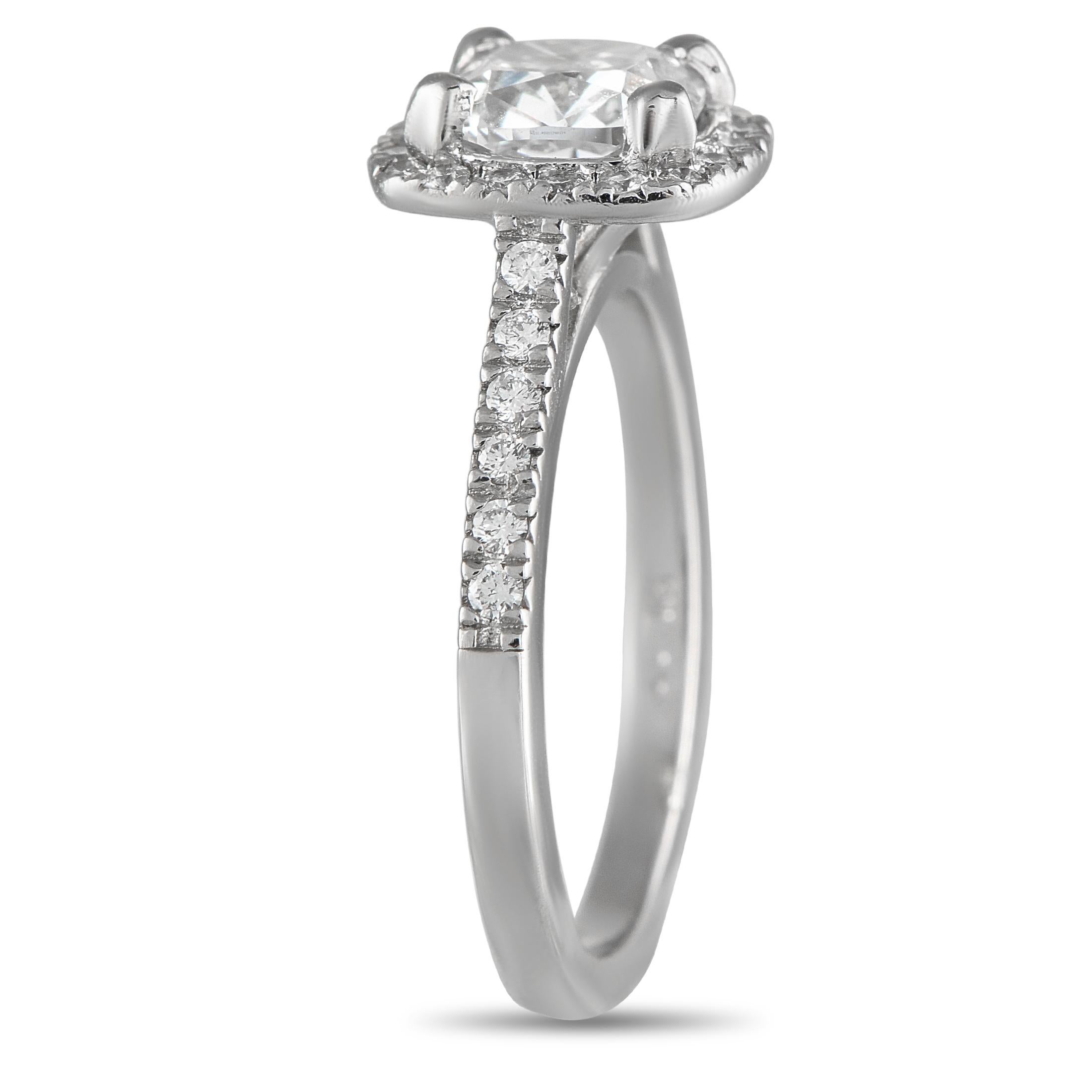 Questo anello di lusso è di grande effetto. Un diamante brillante modificato a cuscino da 1,50 carati certificato GIA con colore I e purezza SI2 fa bella mostra di sé al centro del design. Altri accenti di diamanti per un totale di 0,30 carati