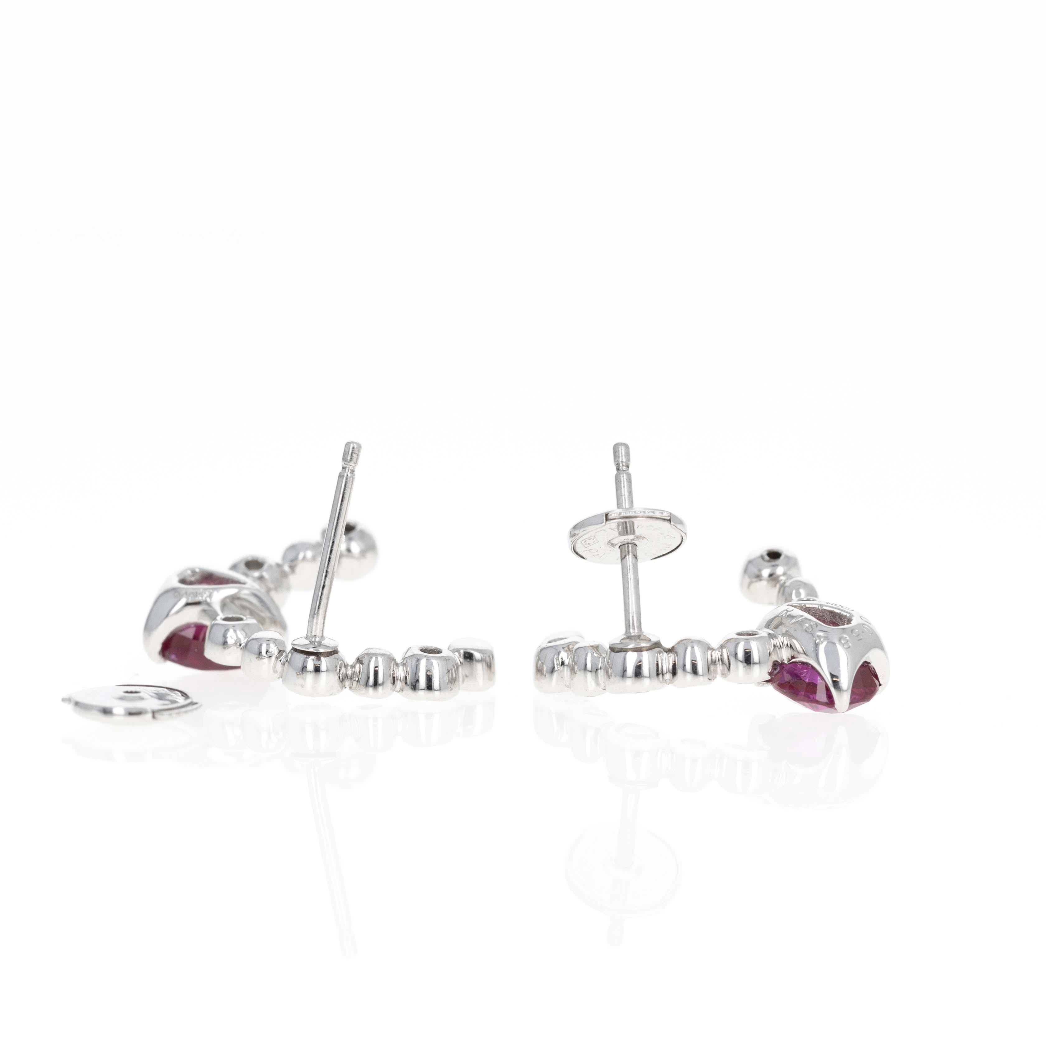 Époque : New
Composition : Platine
Pierre principale : Deux rubis birmans ronds naturels
Poids en carats : 1,84 carats au total
Numéro GIA : 6491632646
Voir le rapport de la GIA
Pierre d'accentuation : Dix-huit diamants ronds et brillants
Poids en