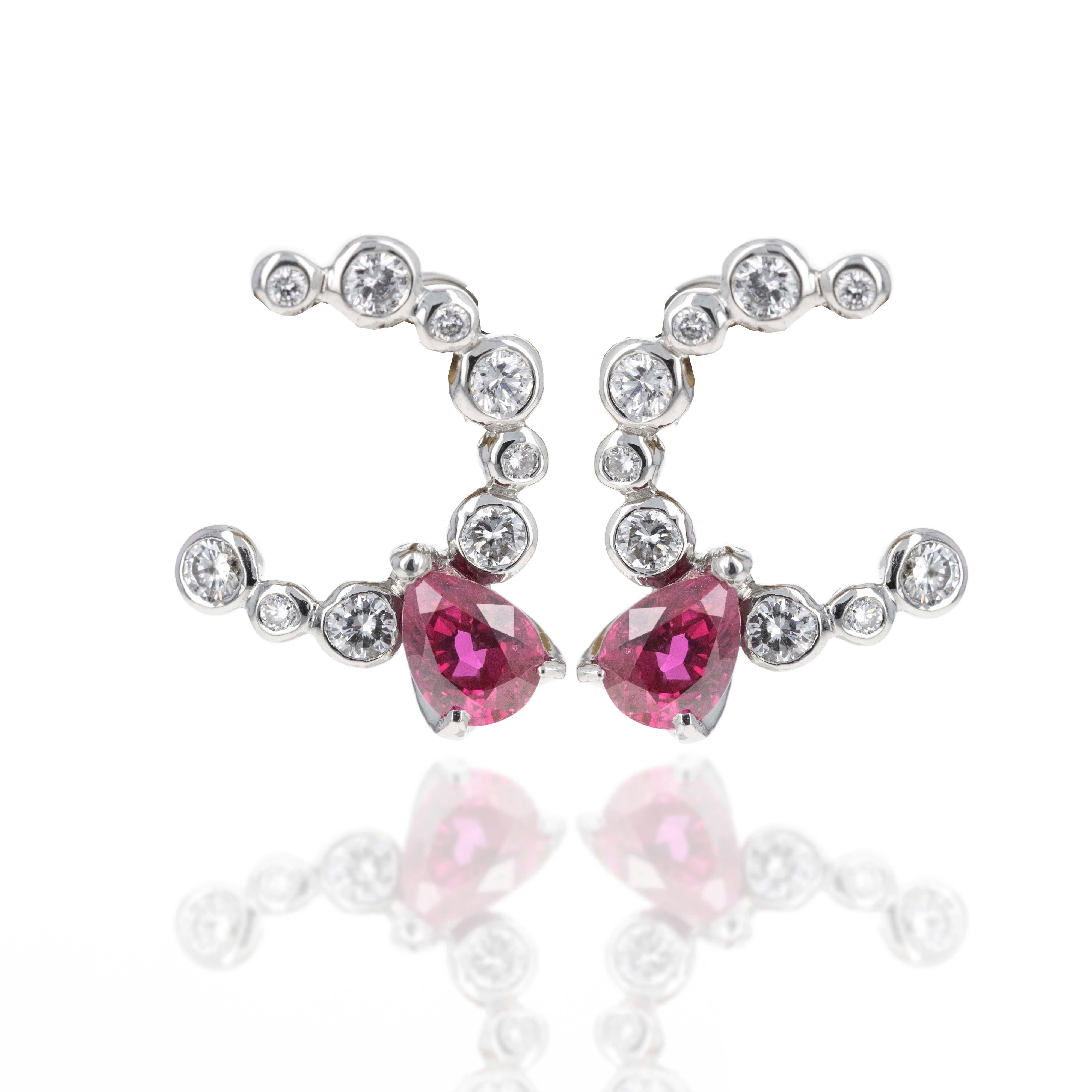 Boucles d'oreilles en platine 1.84 carat Burma Ruby Diamond Swirl en vente 1