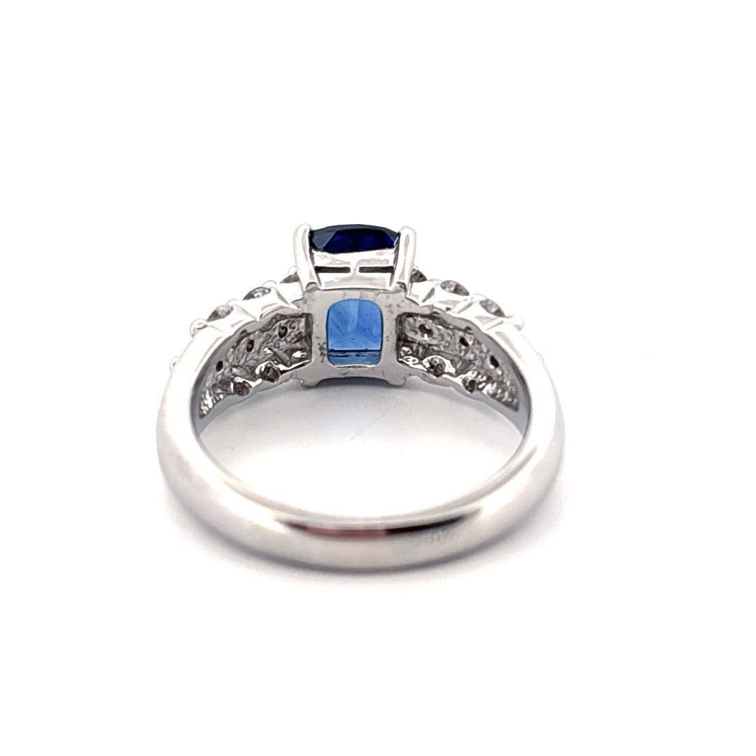 Platin 1,85 Karat blauer Saphir im Kissenschliff 0,53 Karat natürlicher Diamantring für Damen oder Herren im Angebot