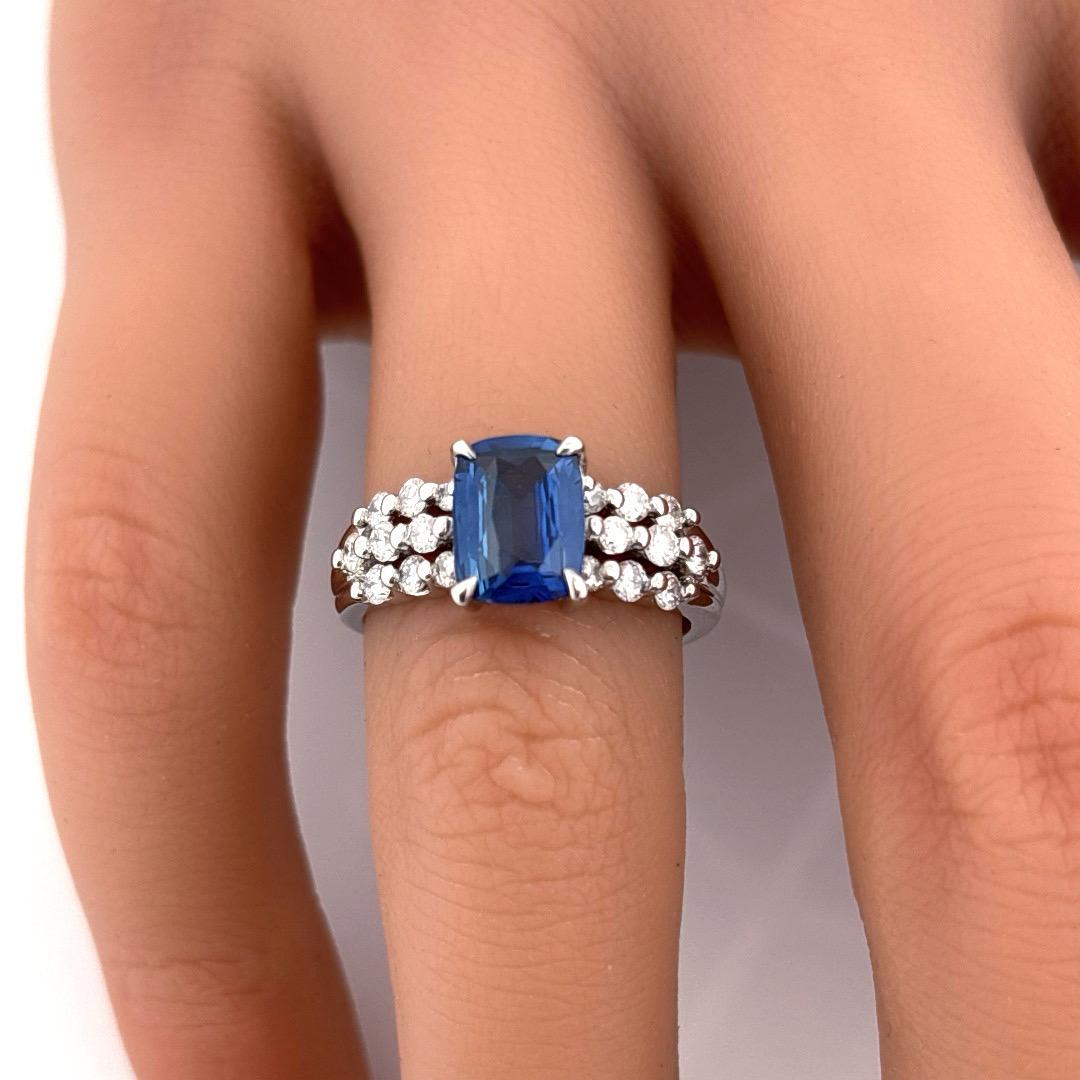 Platin 1,85 Karat blauer Saphir im Kissenschliff 0,53 Karat natürlicher Diamantring im Angebot 1