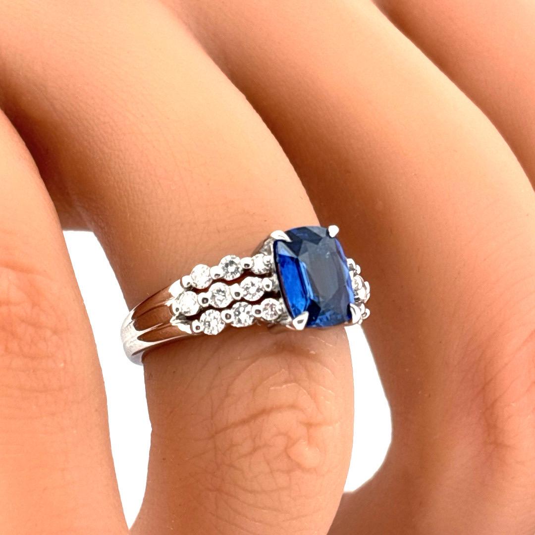 Platin 1,85 Karat blauer Saphir im Kissenschliff 0,53 Karat natürlicher Diamantring im Angebot 3